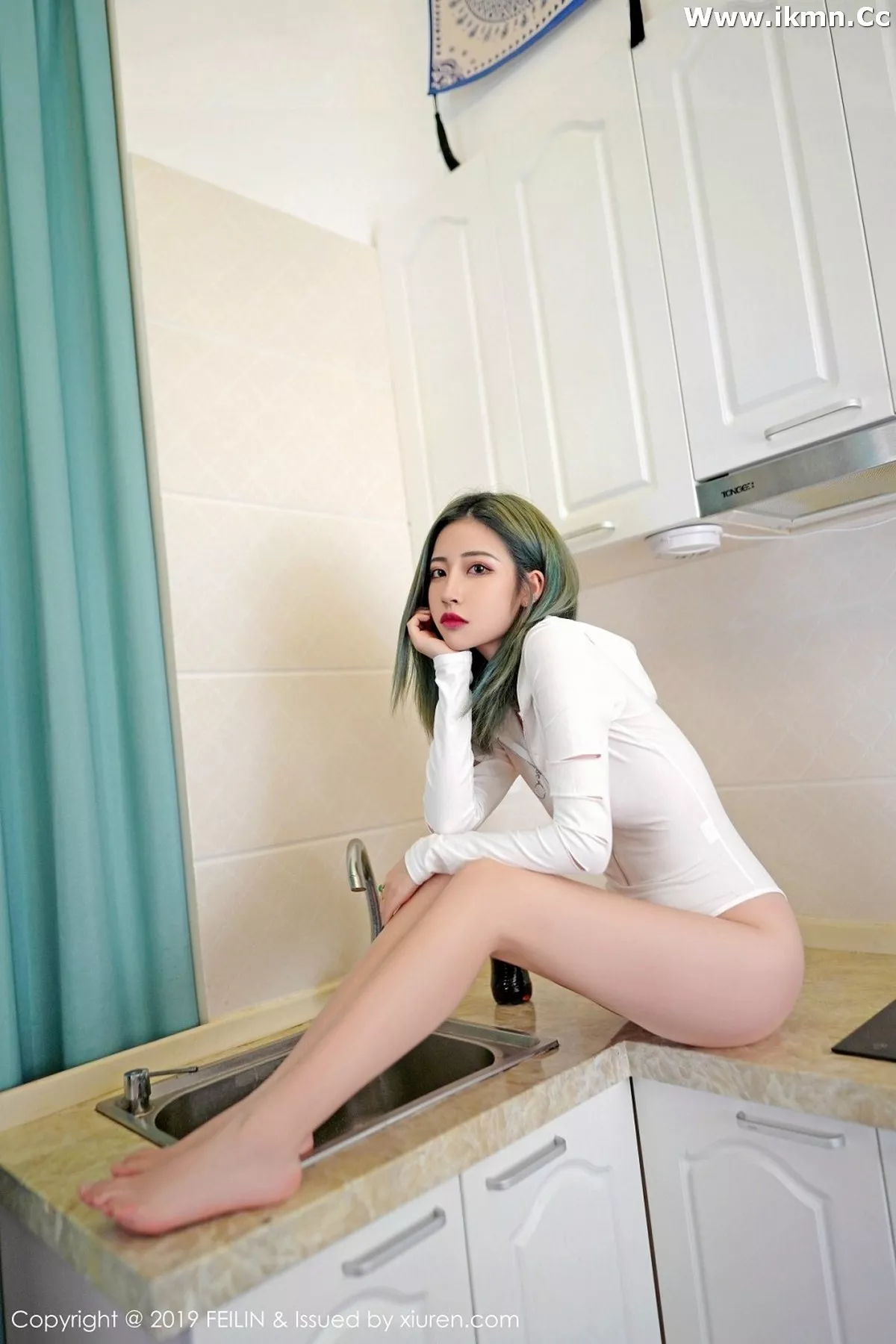 2kmn.vip_[FeiLin嗲囡囡]Vol.188_嫩模小樱花私房白色抹胸内衣+白色高叉连体衣诱惑写真54P