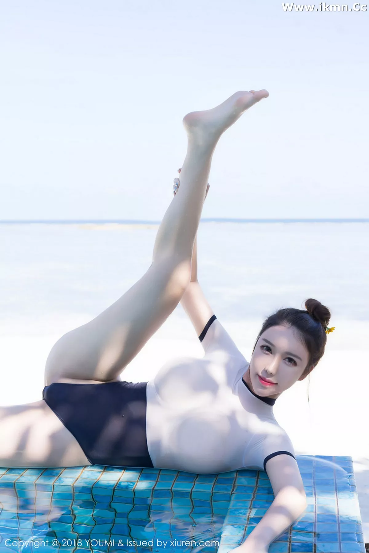 2kmn.vip_[YouMi尤蜜荟]Vol.215_女神Egg_尤妮丝泳池里露背毛衣半脱露丰满肥臀火辣诱惑写真45P