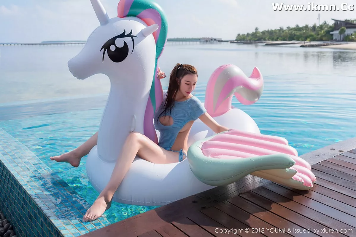 2kmn.vip_[YouMi尤蜜荟]Vol.215_女神Egg_尤妮丝泳池里露背毛衣半脱露丰满肥臀火辣诱惑写真45P