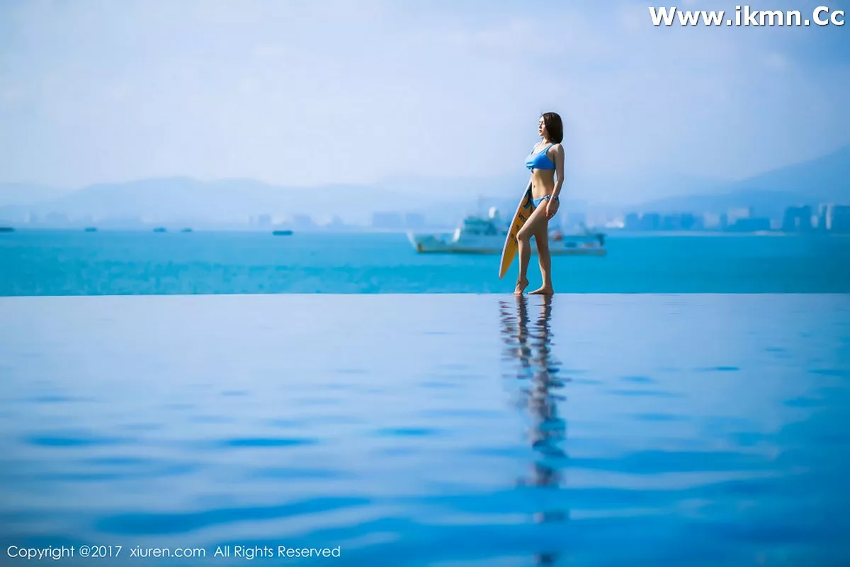 2kmn.vip_[XiuRen秀人网]No.858_嫩模廿十海南三亚旅拍蓝天白云海边性感比基尼写真45P