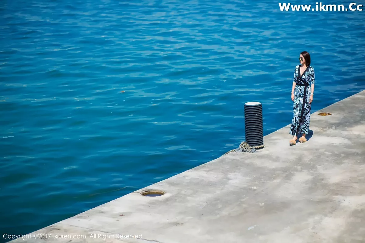 2kmn.vip_[XiuRen秀人网]No.858_嫩模廿十海南三亚旅拍蓝天白云海边性感比基尼写真45P
