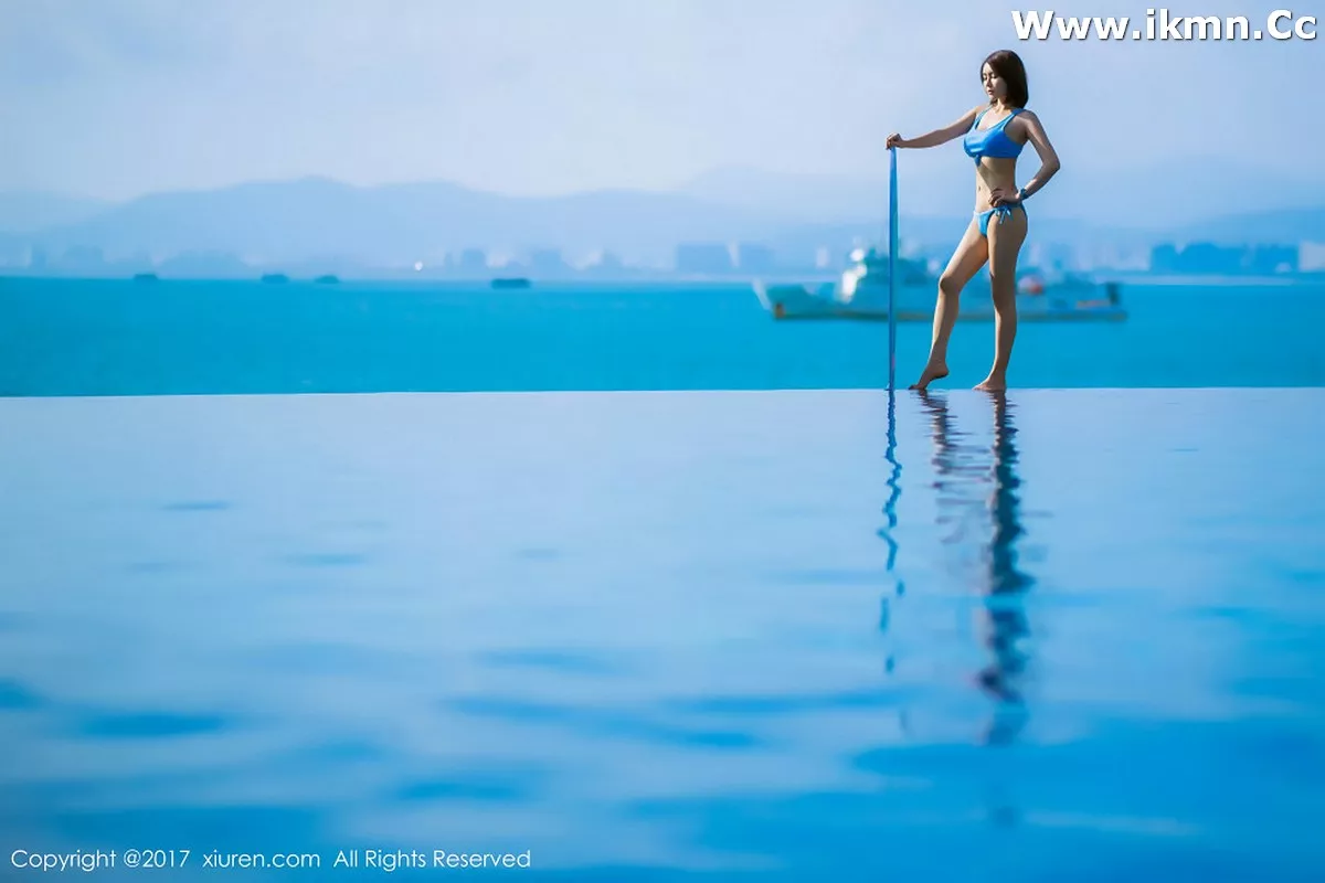 2kmn.vip_[XiuRen秀人网]No.858_嫩模廿十海南三亚旅拍蓝天白云海边性感比基尼写真45P