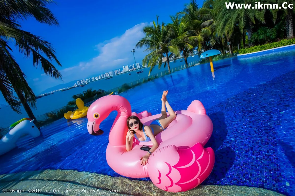 2kmn.vip_[XiuRen秀人网]No.858_嫩模廿十海南三亚旅拍蓝天白云海边性感比基尼写真45P