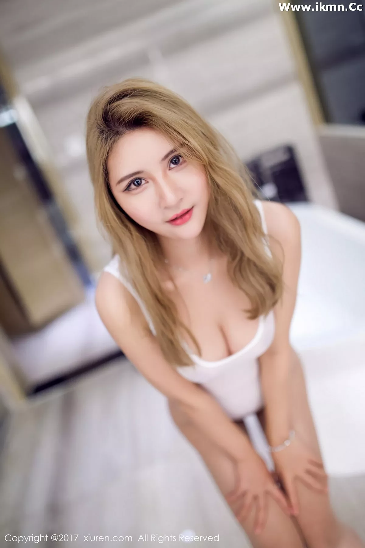 2kmn.vip_[XiuRen秀人网]No.857_嫩模SOLO-尹菲无内丝袜秀翘臀屁沟全裸上身美乳诱惑写真52P