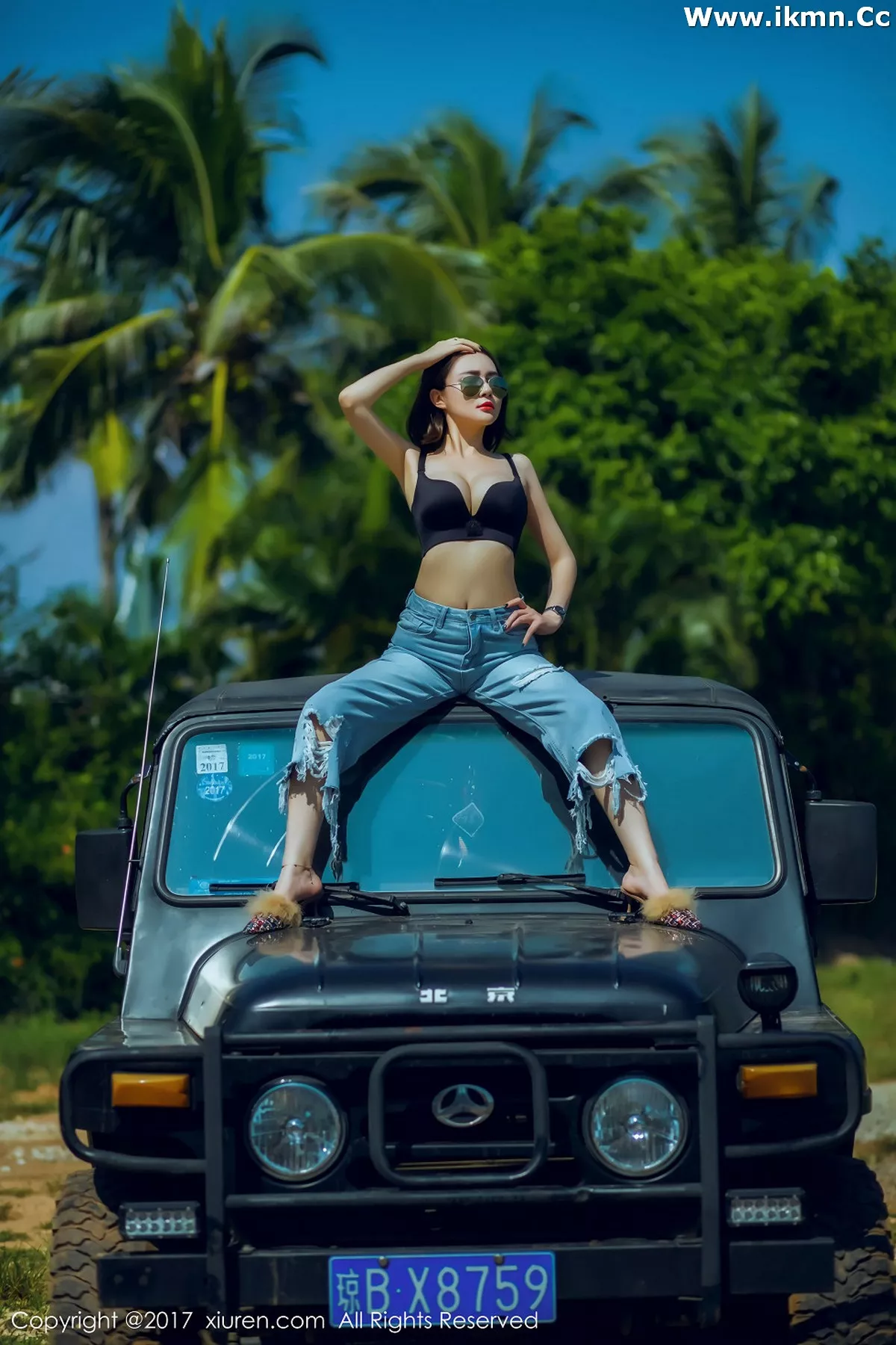 2kmn.vip_[XiuRen秀人网]No.858_嫩模廿十海南三亚旅拍蓝天白云海边性感比基尼写真45P