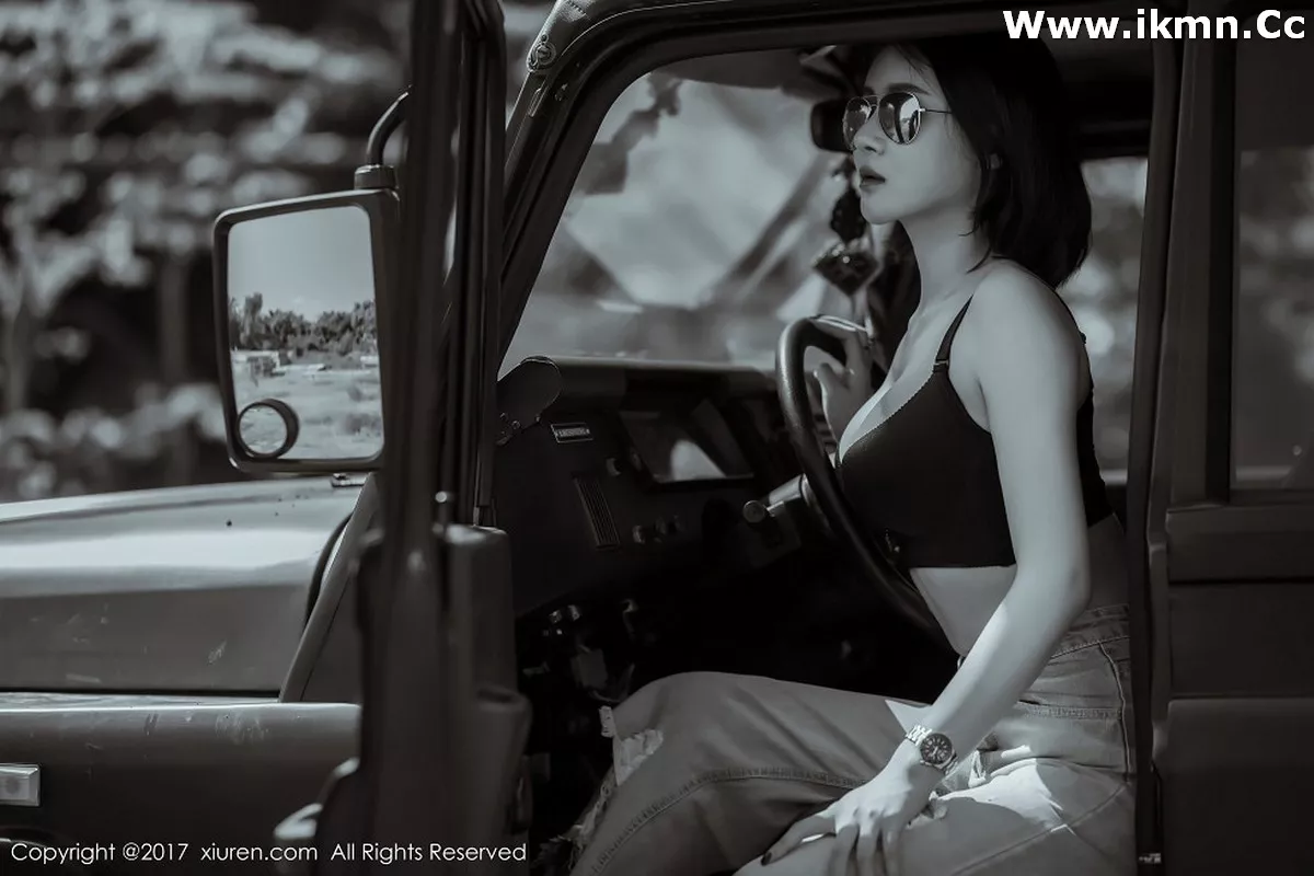 2kmn.vip_[XiuRen秀人网]No.858_嫩模廿十海南三亚旅拍蓝天白云海边性感比基尼写真45P