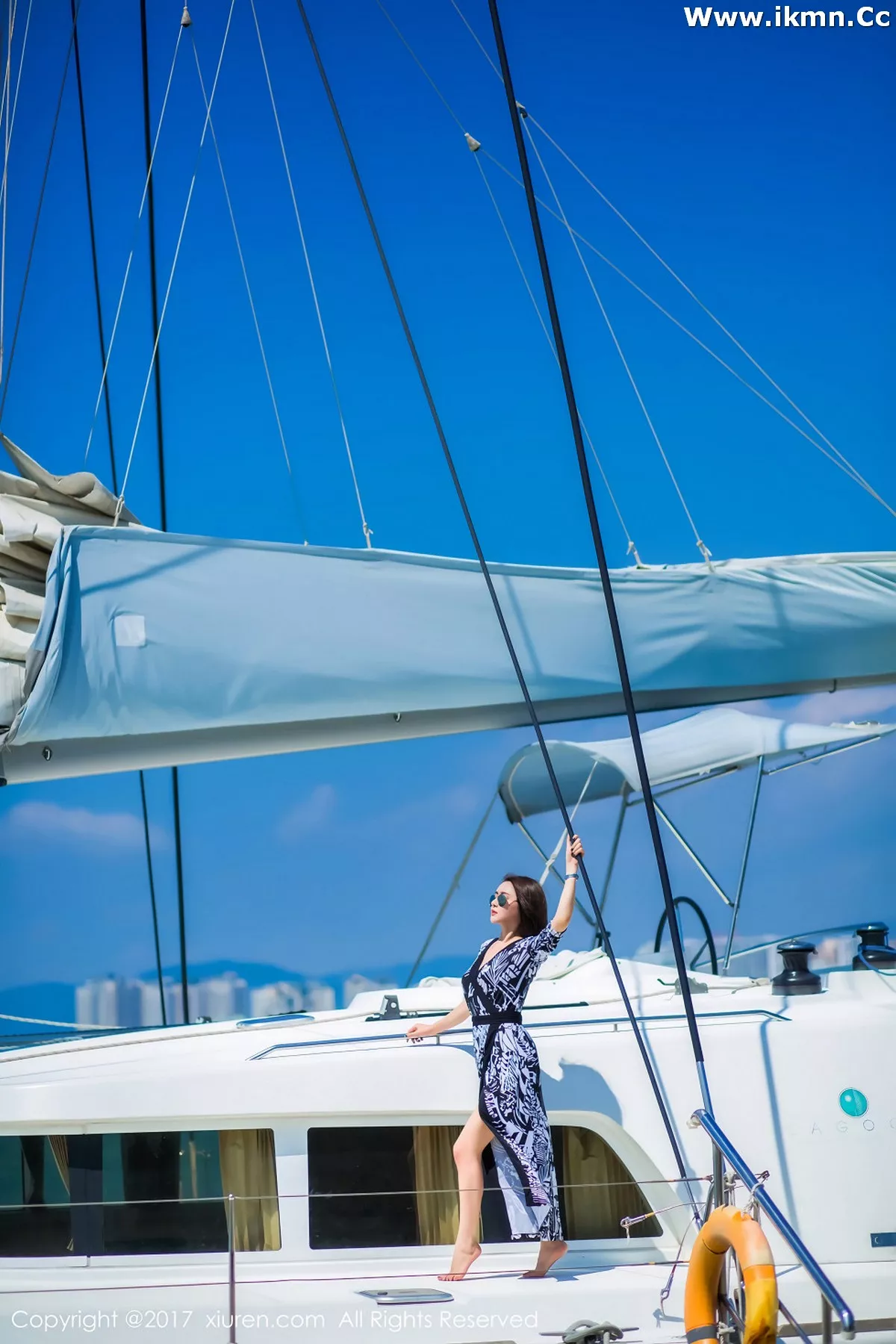 2kmn.vip_[XiuRen秀人网]No.858_嫩模廿十海南三亚旅拍蓝天白云海边性感比基尼写真45P