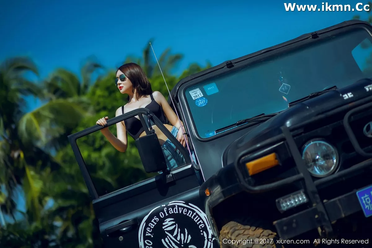 2kmn.vip_[XiuRen秀人网]No.858_嫩模廿十海南三亚旅拍蓝天白云海边性感比基尼写真45P