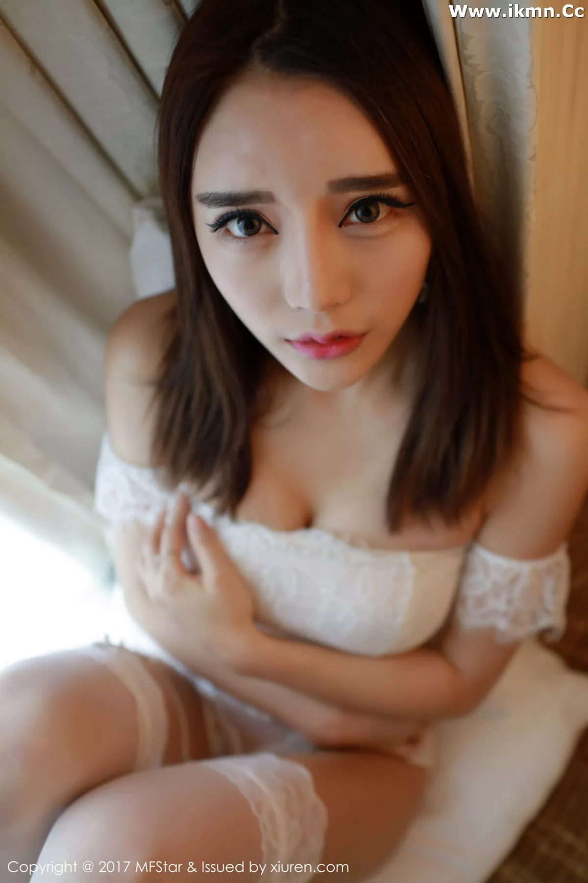 2kmn.vip_[MFStar模范学院]Vol.113_嫩模璐璐私房白色蕾丝内衣配吊带蕾丝袜热辣诱惑写真41P