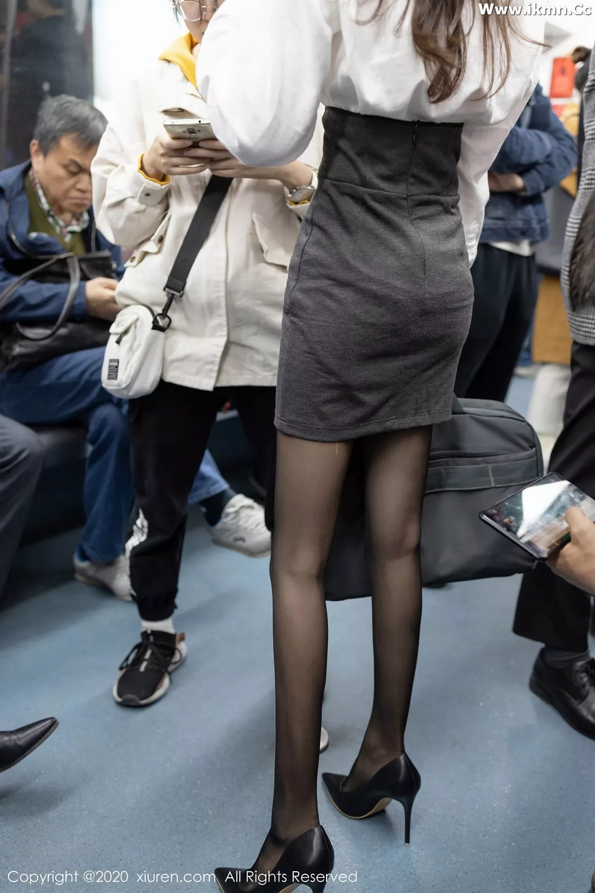 2kmn.vip_[XiuRen秀人网]No.1978_嫩模杨紫嫣Cynthia地铁尾随主题剧情黑丝短裙完美诱惑写真56P