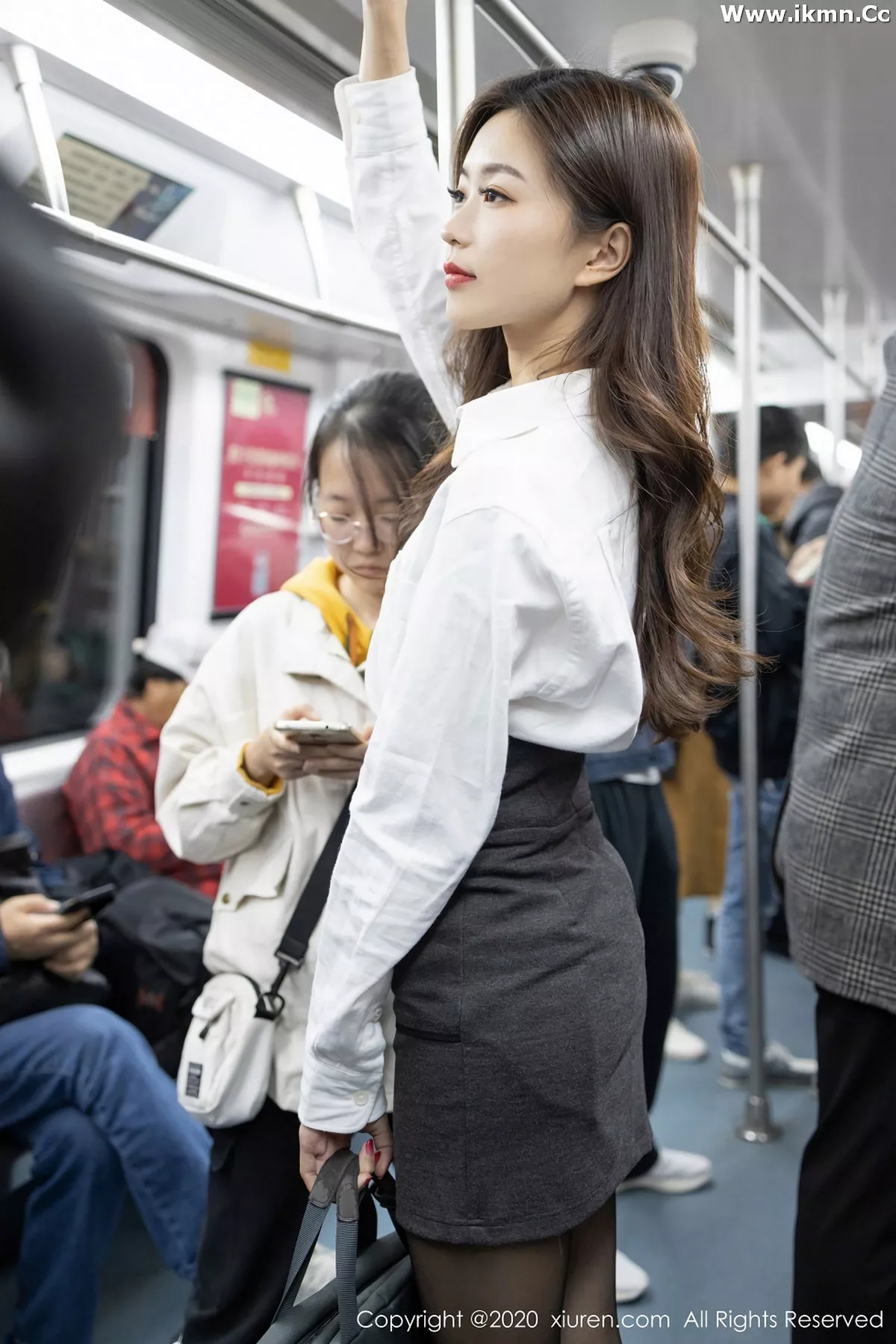 2kmn.vip_[XiuRen秀人网]No.1978_嫩模杨紫嫣Cynthia地铁尾随主题剧情黑丝短裙完美诱惑写真56P