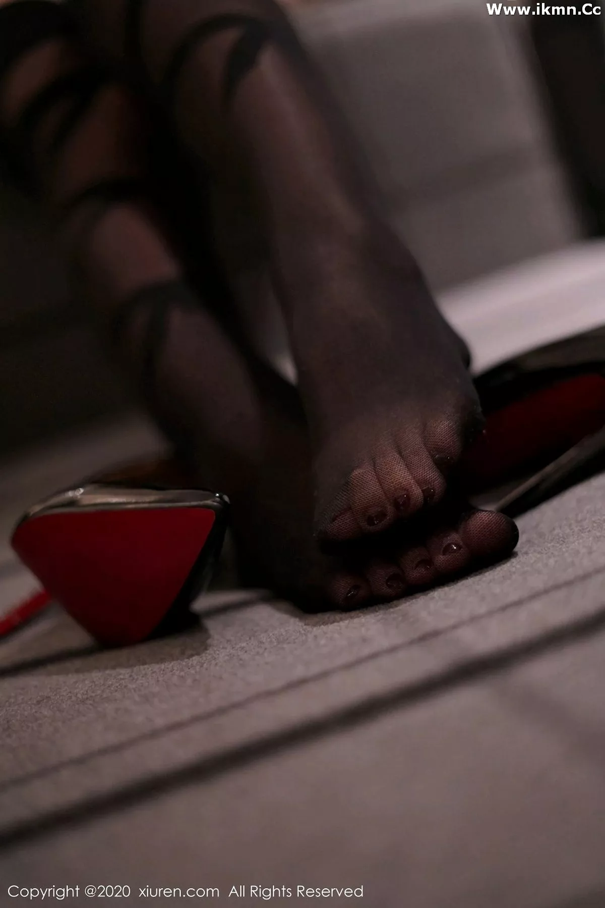 2kmn.vip_[XiuRen秀人网]No.2879_嫩模美七Mia黑色魅惑情趣内衣配黑丝袜秀丰乳肥臀惹火诱惑写真49P