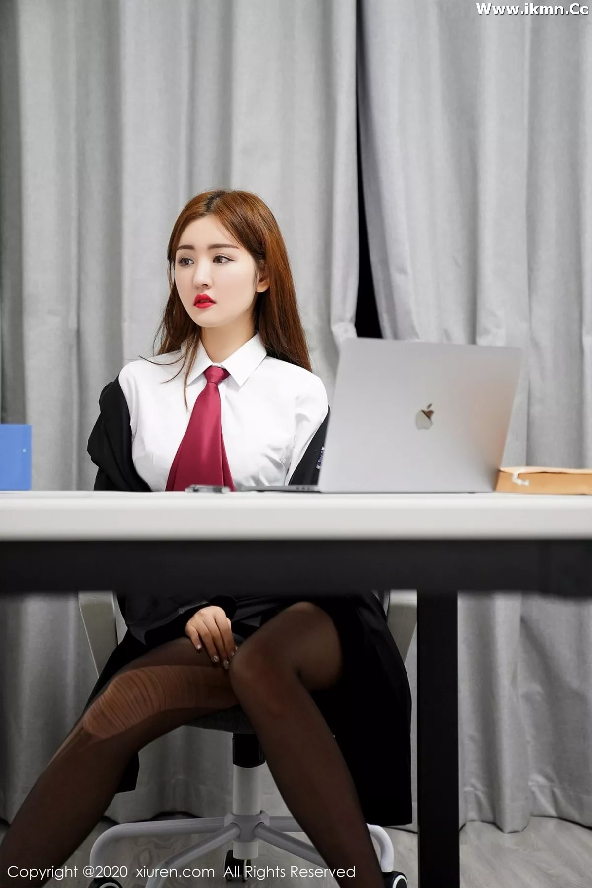 2kmn.vip_[XiuRen秀人网]No.2131_女神沈梦瑶性感律师主题职场装破烂黑丝袜秀翘臀撩人诱惑写真90P