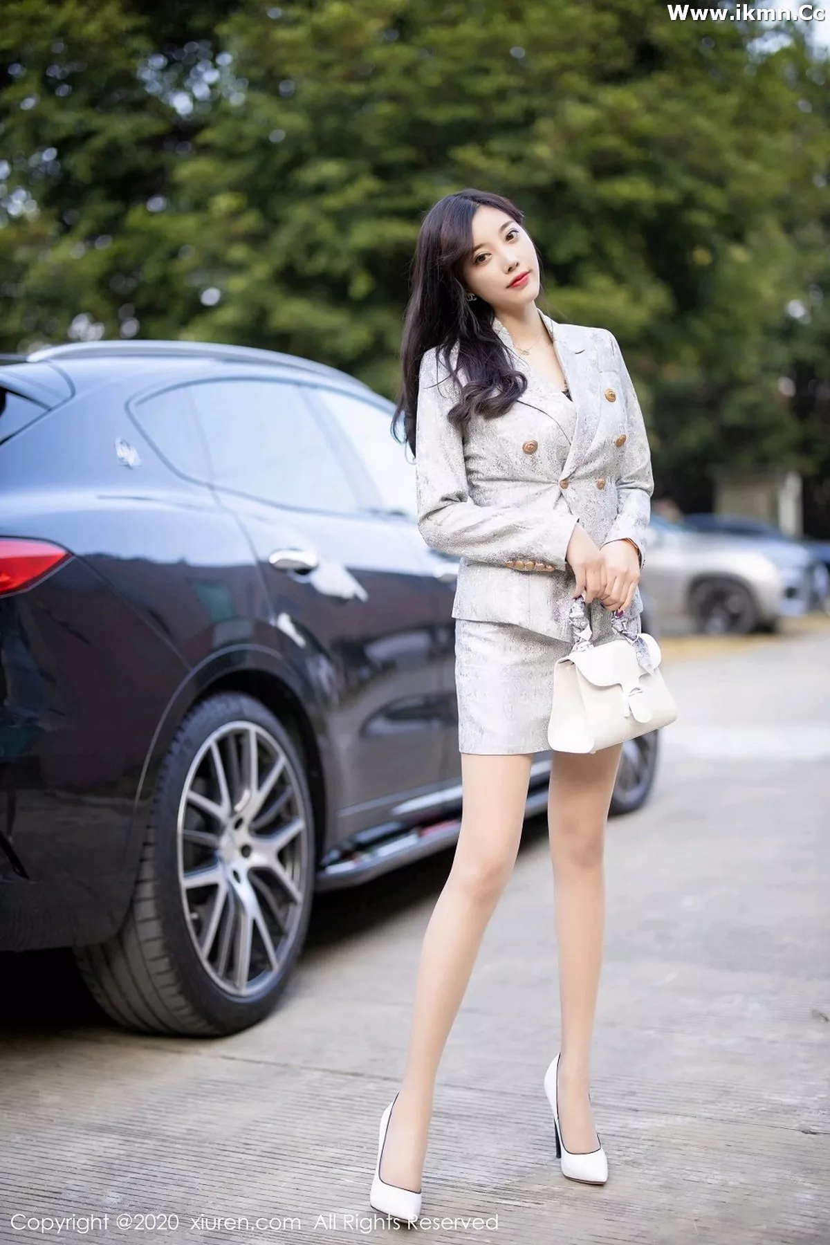 2kmn.vip_[XiuRen秀人网]No.2928_女神杨晨晨sugar户外香车美人主题半脱肉丝裤袜秀翘臀诱惑写真80P