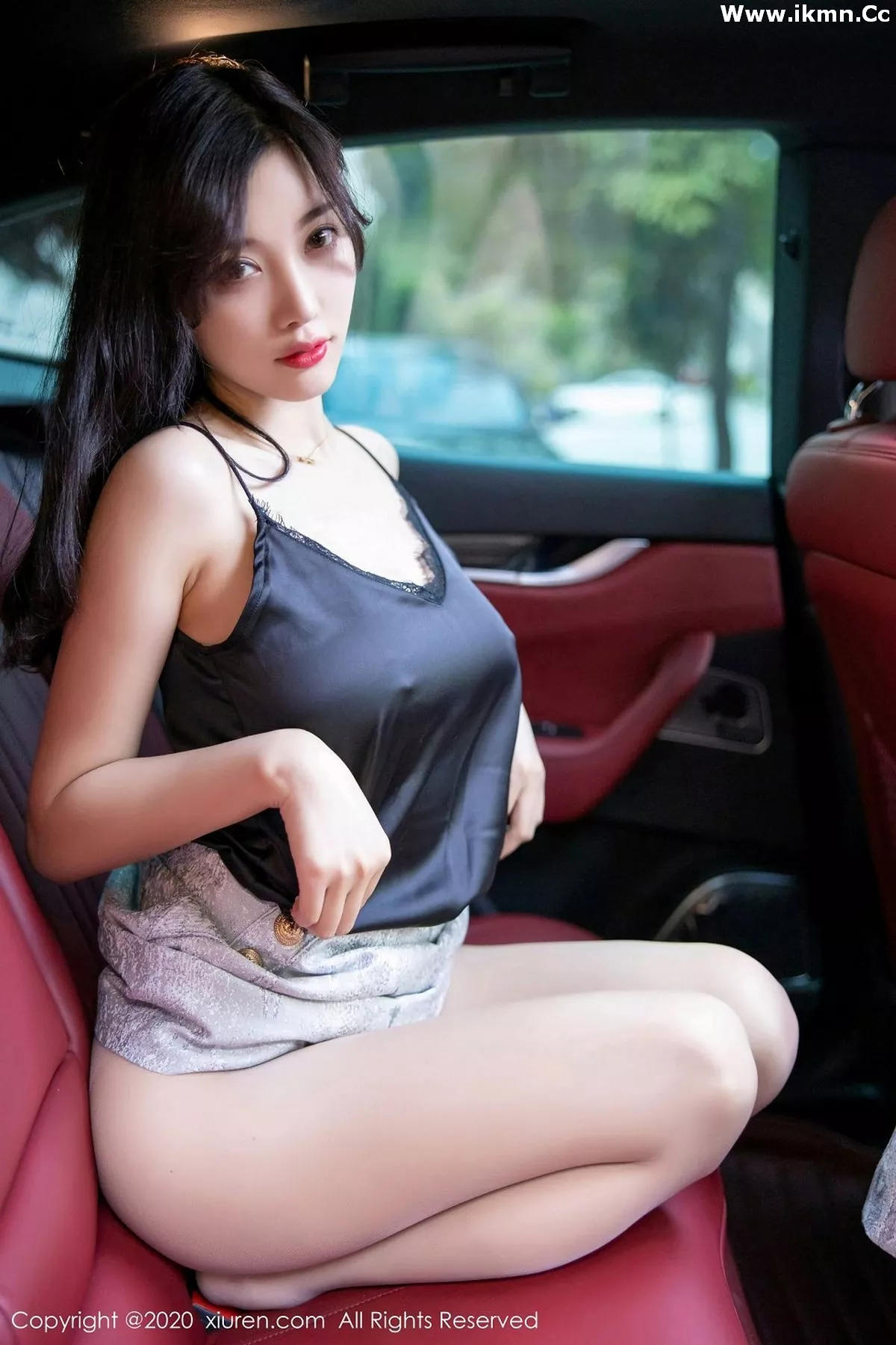 2kmn.vip_[XiuRen秀人网]No.2928_女神杨晨晨sugar户外香车美人主题半脱肉丝裤袜秀翘臀诱惑写真80P