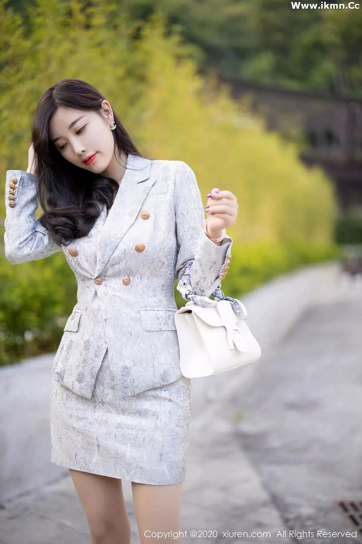 2kmn.vip_[XiuRen秀人网]No.2928_女神杨晨晨sugar户外香车美人主题半脱肉丝裤袜秀翘臀诱惑写真80P