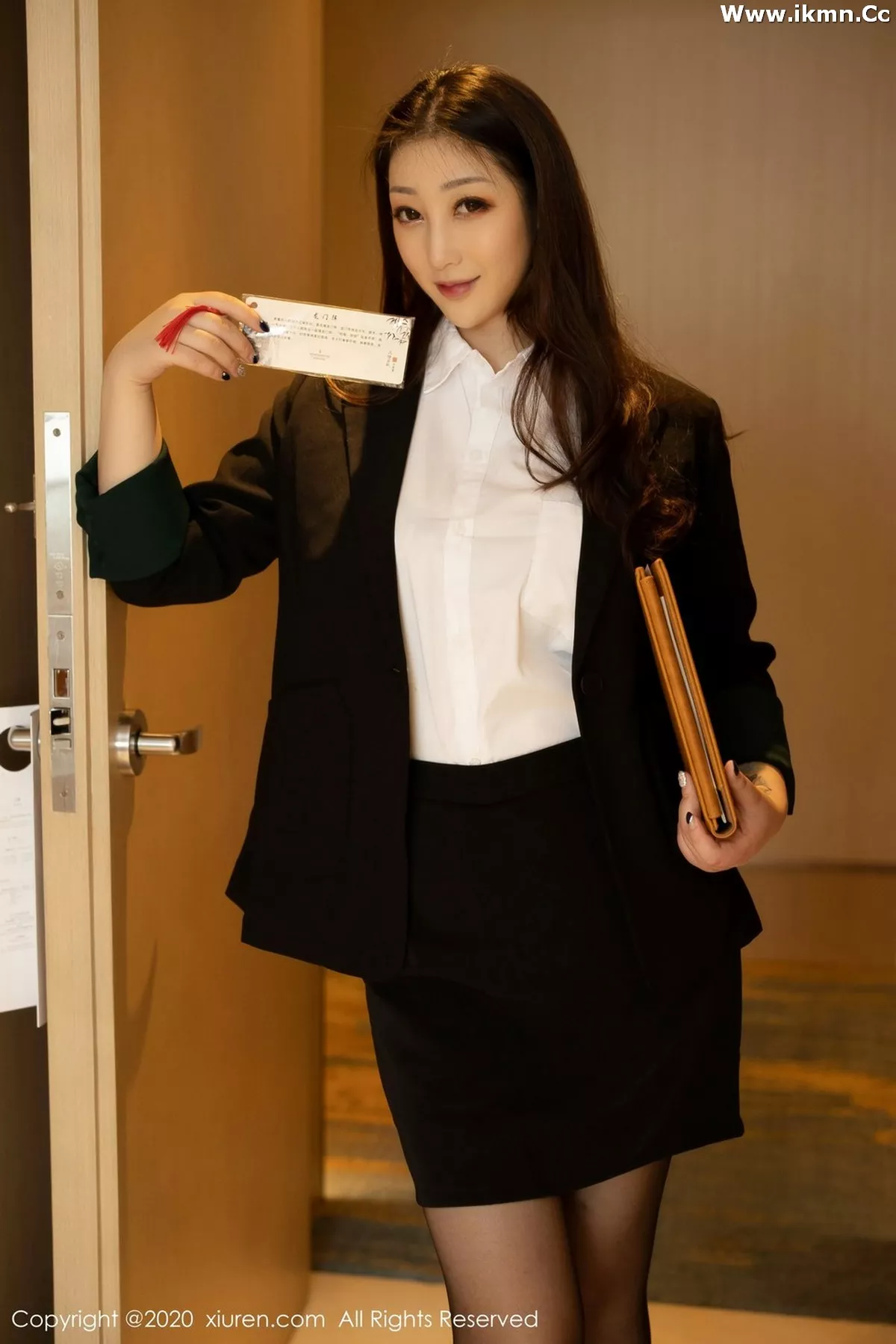 2kmn.vip_[XiuRen秀人网]No.2937_女神妲己_Toxic私房褪去黑色职场制服露白嫩豪乳撩人诱惑写真58P