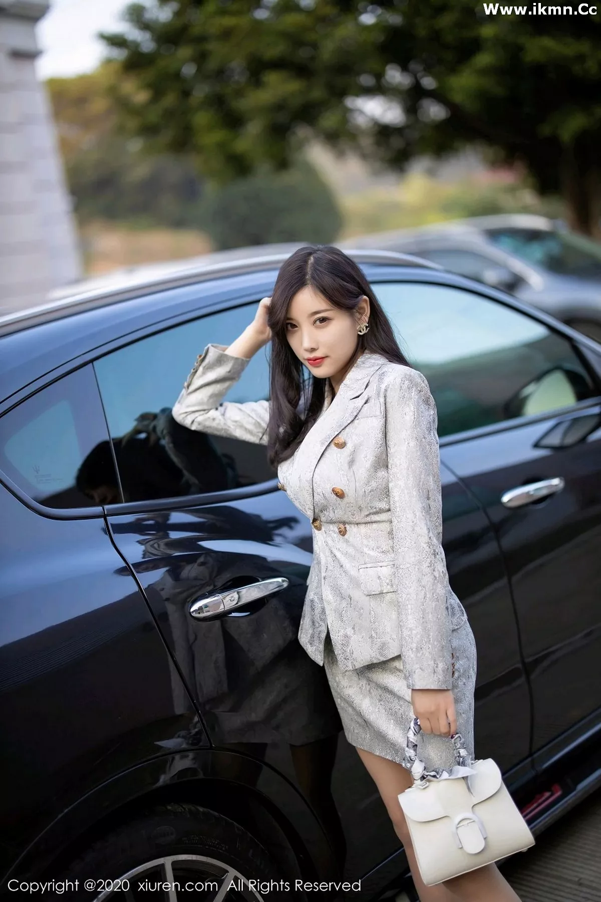 2kmn.vip_[XiuRen秀人网]No.2928_女神杨晨晨sugar户外香车美人主题半脱肉丝裤袜秀翘臀诱惑写真80P