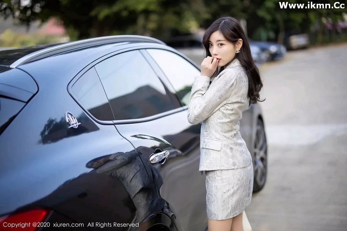 2kmn.vip_[XiuRen秀人网]No.2928_女神杨晨晨sugar户外香车美人主题半脱肉丝裤袜秀翘臀诱惑写真80P