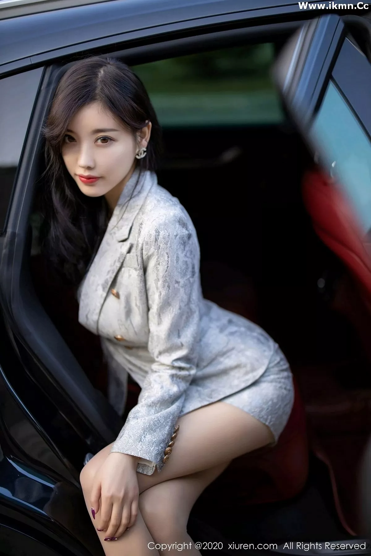 2kmn.vip_[XiuRen秀人网]No.2928_女神杨晨晨sugar户外香车美人主题半脱肉丝裤袜秀翘臀诱惑写真80P