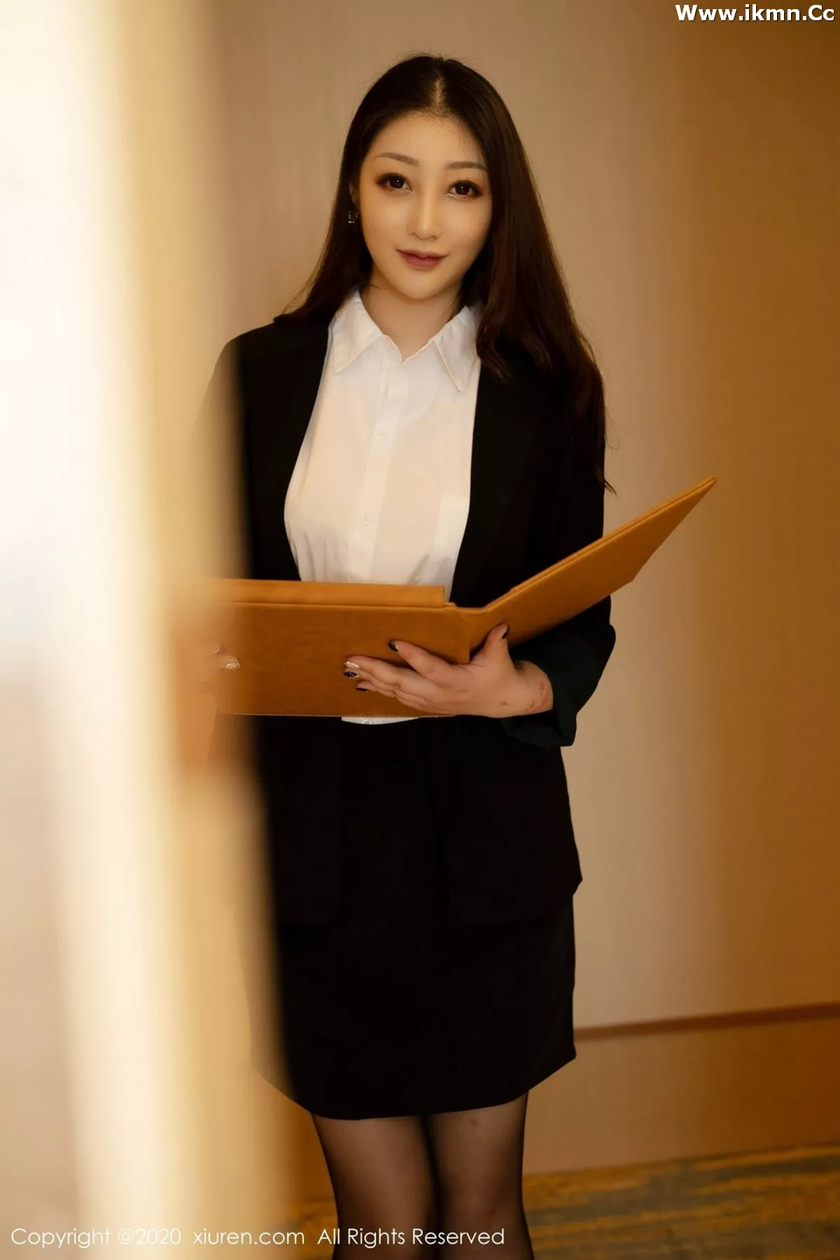2kmn.vip_[XiuRen秀人网]No.2937_女神妲己_Toxic私房褪去黑色职场制服露白嫩豪乳撩人诱惑写真58P