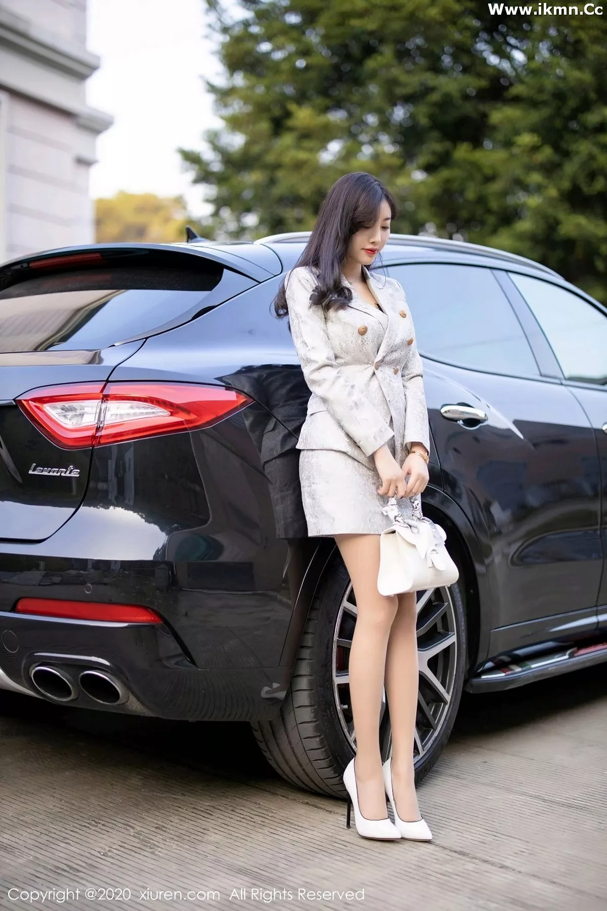 2kmn.vip_[XiuRen秀人网]No.2928_女神杨晨晨sugar户外香车美人主题半脱肉丝裤袜秀翘臀诱惑写真80P