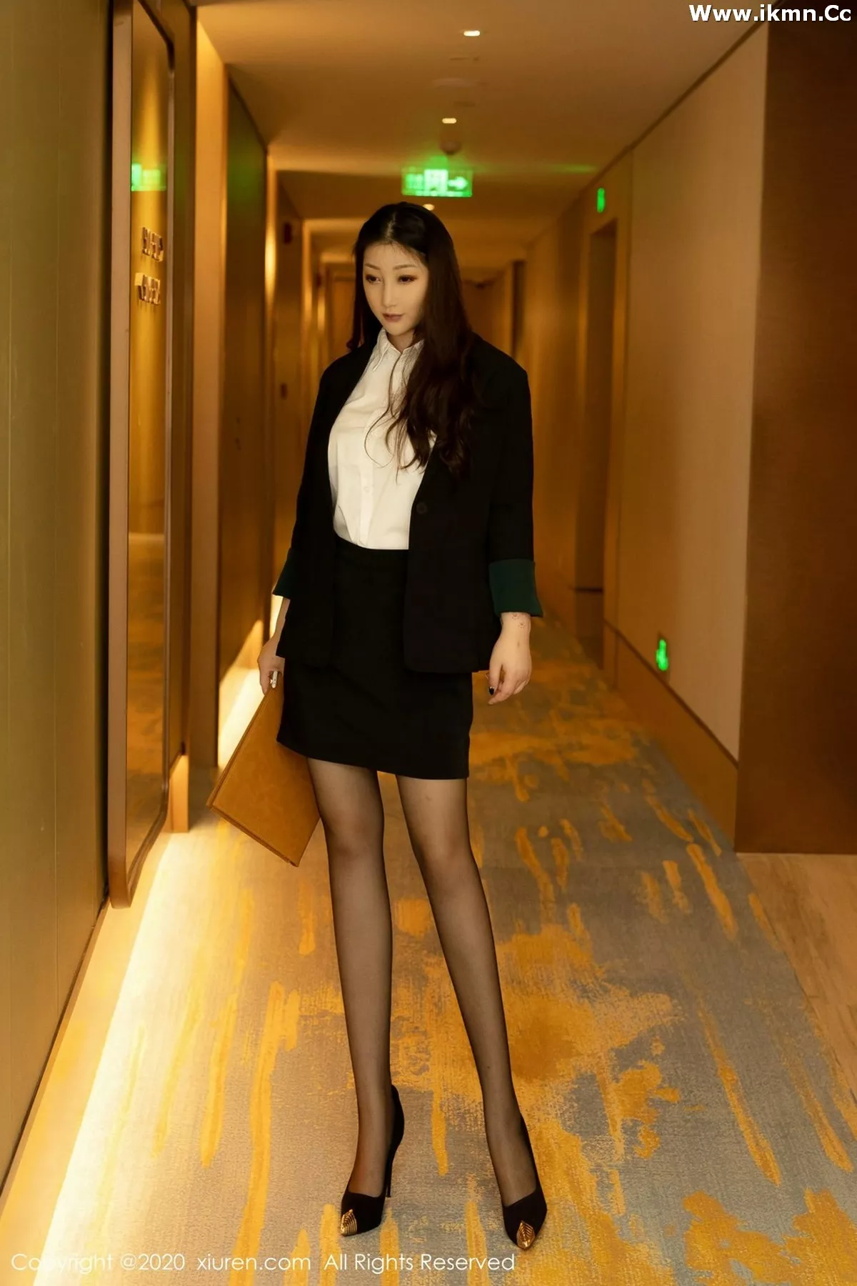 2kmn.vip_[XiuRen秀人网]No.2937_女神妲己_Toxic私房褪去黑色职场制服露白嫩豪乳撩人诱惑写真58P