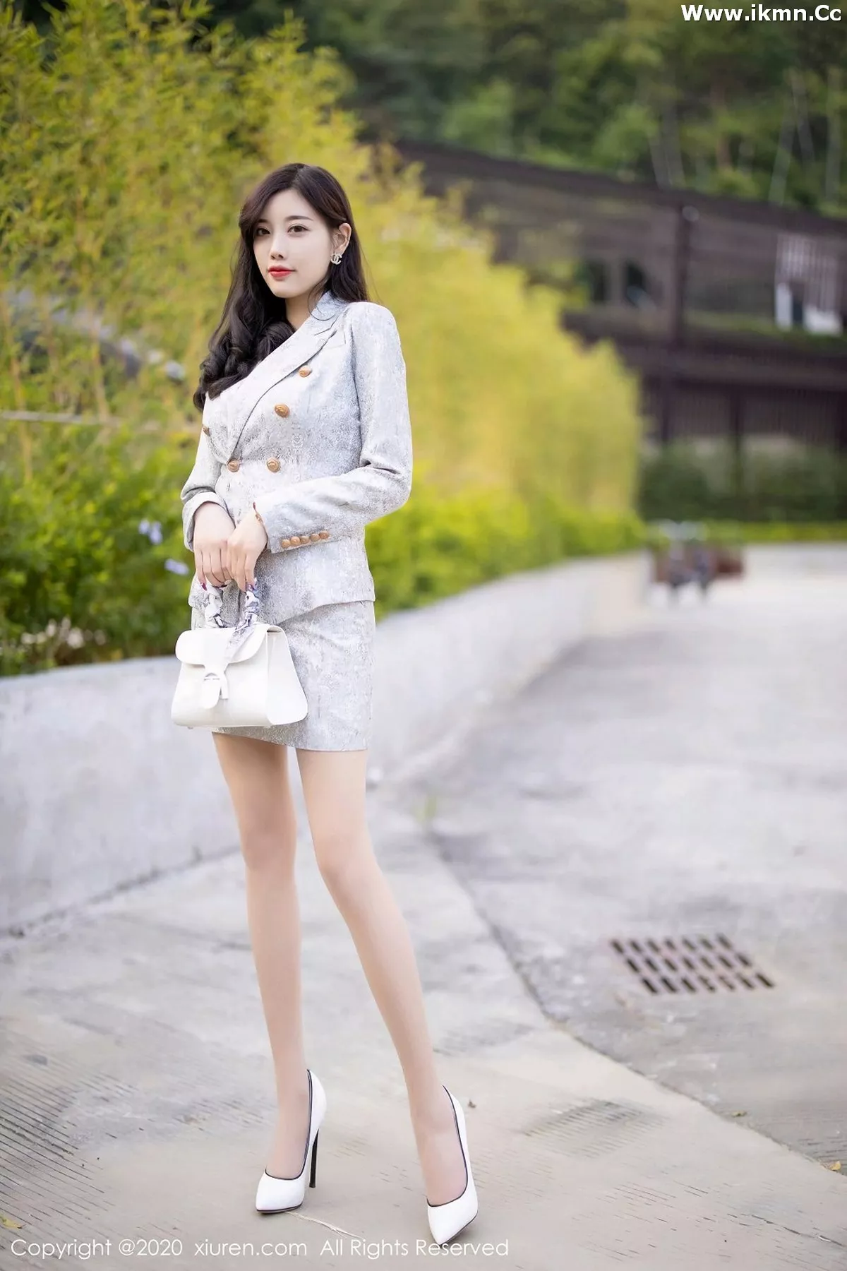 2kmn.vip_[XiuRen秀人网]No.2928_女神杨晨晨sugar户外香车美人主题半脱肉丝裤袜秀翘臀诱惑写真80P