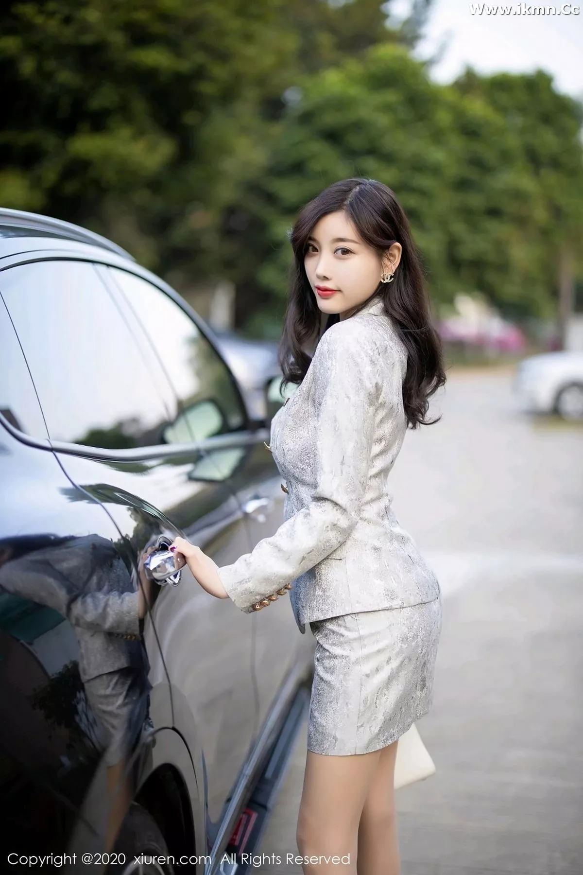 2kmn.vip_[XiuRen秀人网]No.2928_女神杨晨晨sugar户外香车美人主题半脱肉丝裤袜秀翘臀诱惑写真80P