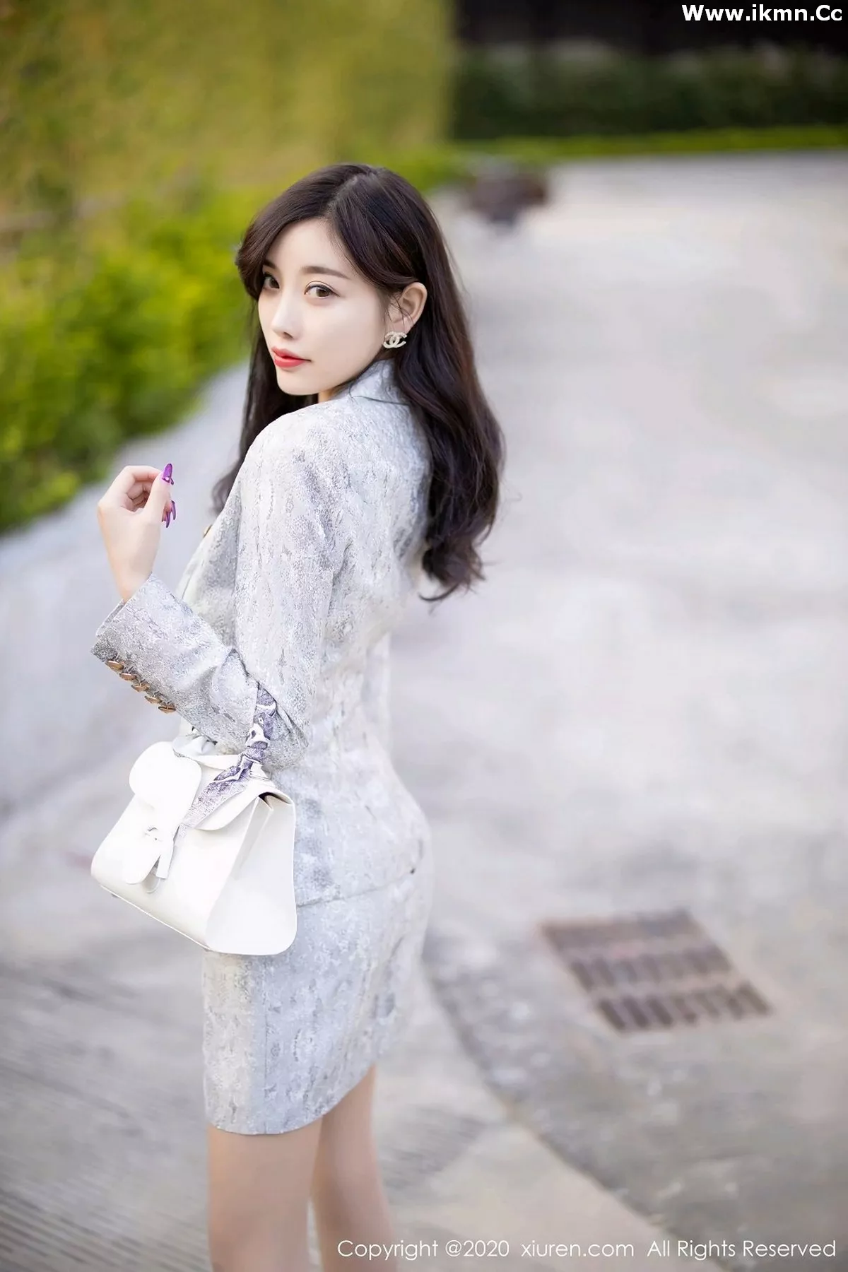 2kmn.vip_[XiuRen秀人网]No.2928_女神杨晨晨sugar户外香车美人主题半脱肉丝裤袜秀翘臀诱惑写真80P