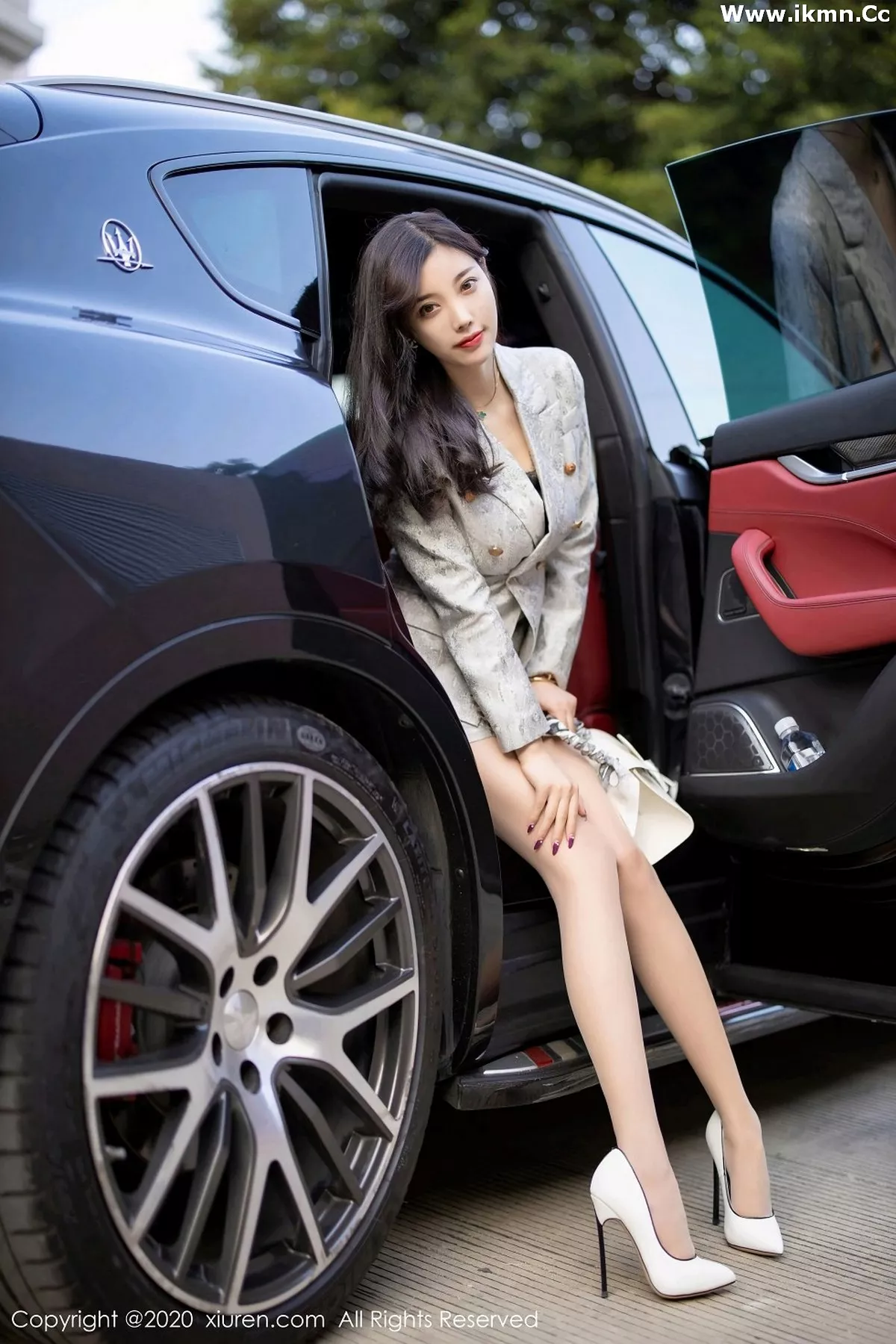 2kmn.vip_[XiuRen秀人网]No.2928_女神杨晨晨sugar户外香车美人主题半脱肉丝裤袜秀翘臀诱惑写真80P