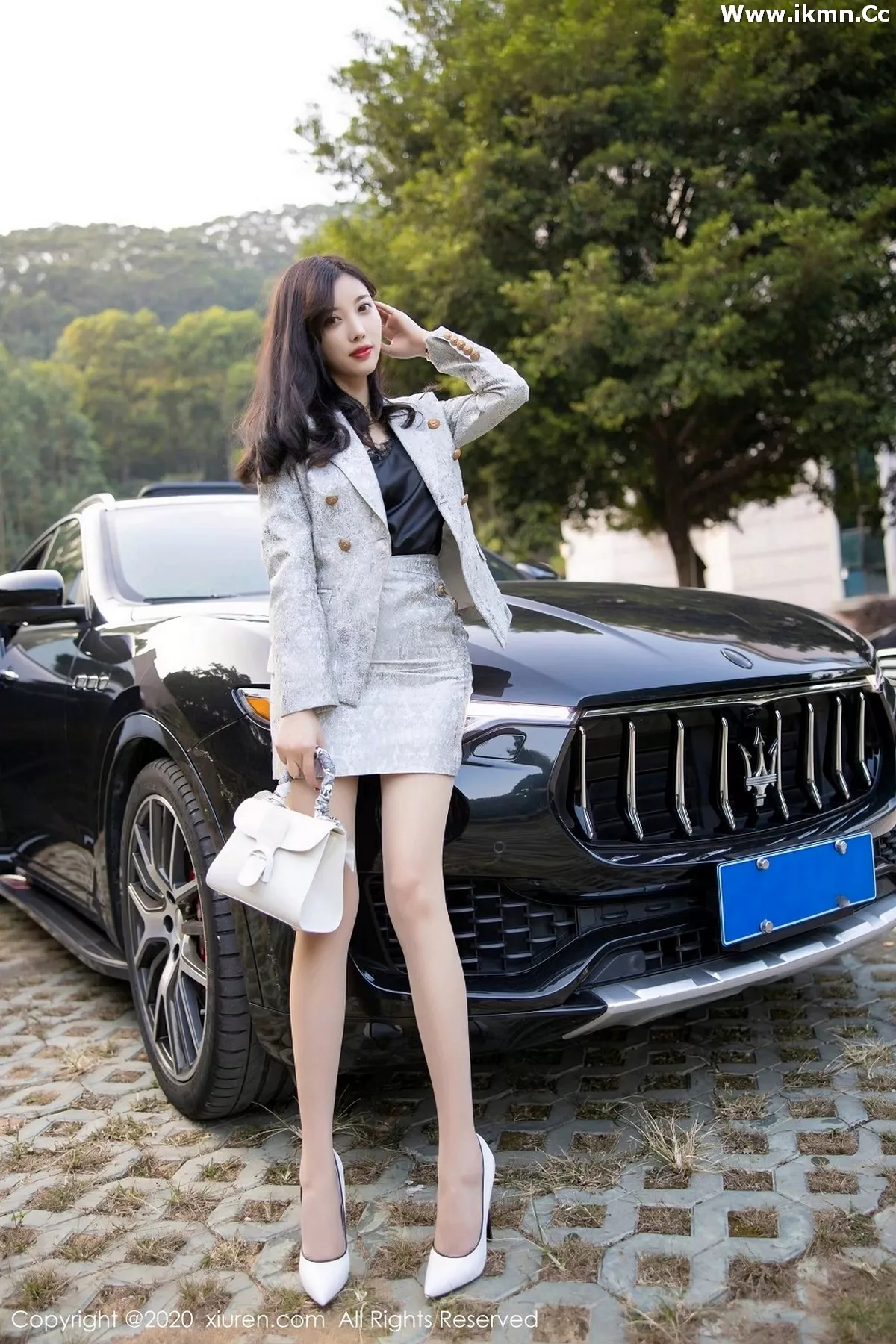 2kmn.vip_[XiuRen秀人网]No.2928_女神杨晨晨sugar户外香车美人主题半脱肉丝裤袜秀翘臀诱惑写真80P