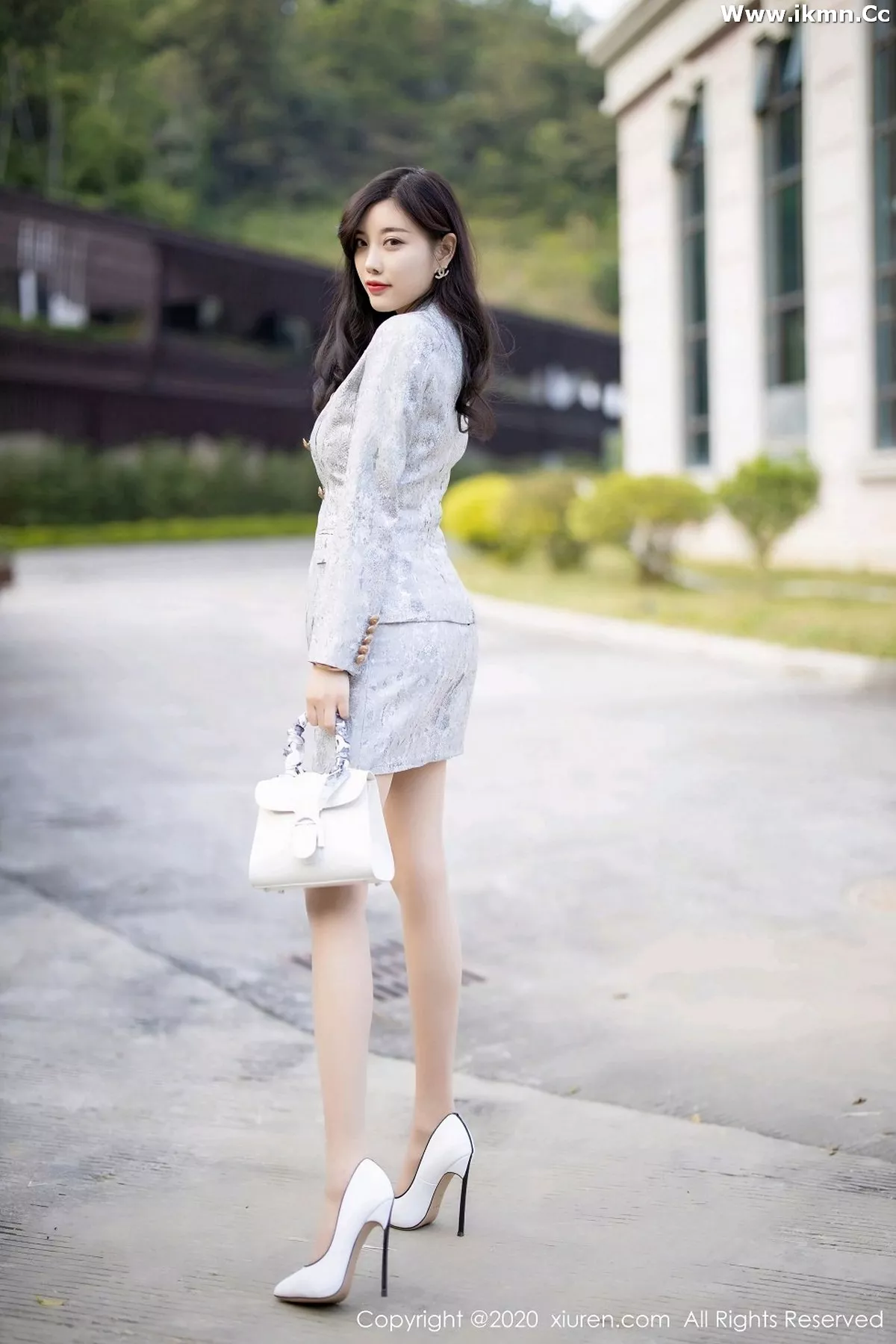 2kmn.vip_[XiuRen秀人网]No.2928_女神杨晨晨sugar户外香车美人主题半脱肉丝裤袜秀翘臀诱惑写真80P