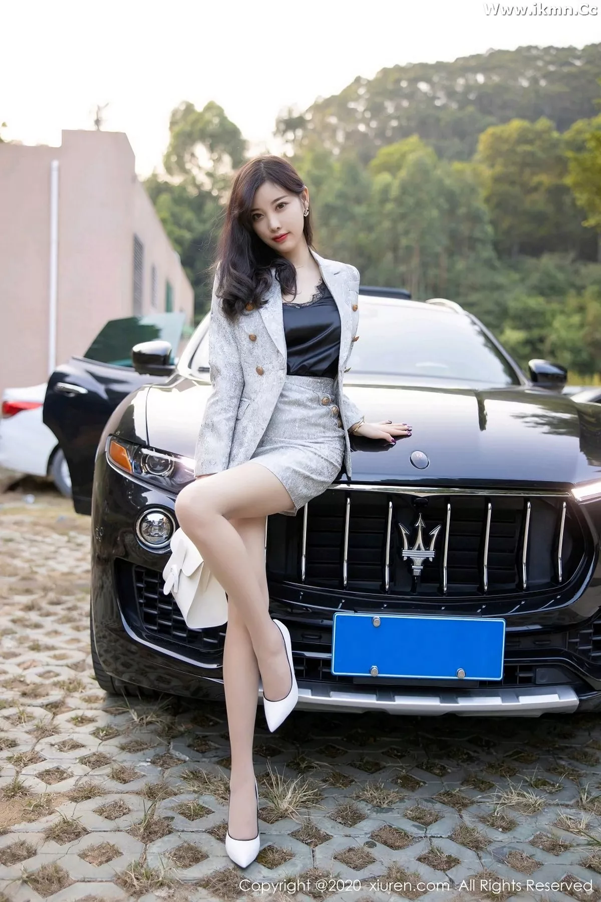 2kmn.vip_[XiuRen秀人网]No.2928_女神杨晨晨sugar户外香车美人主题半脱肉丝裤袜秀翘臀诱惑写真80P