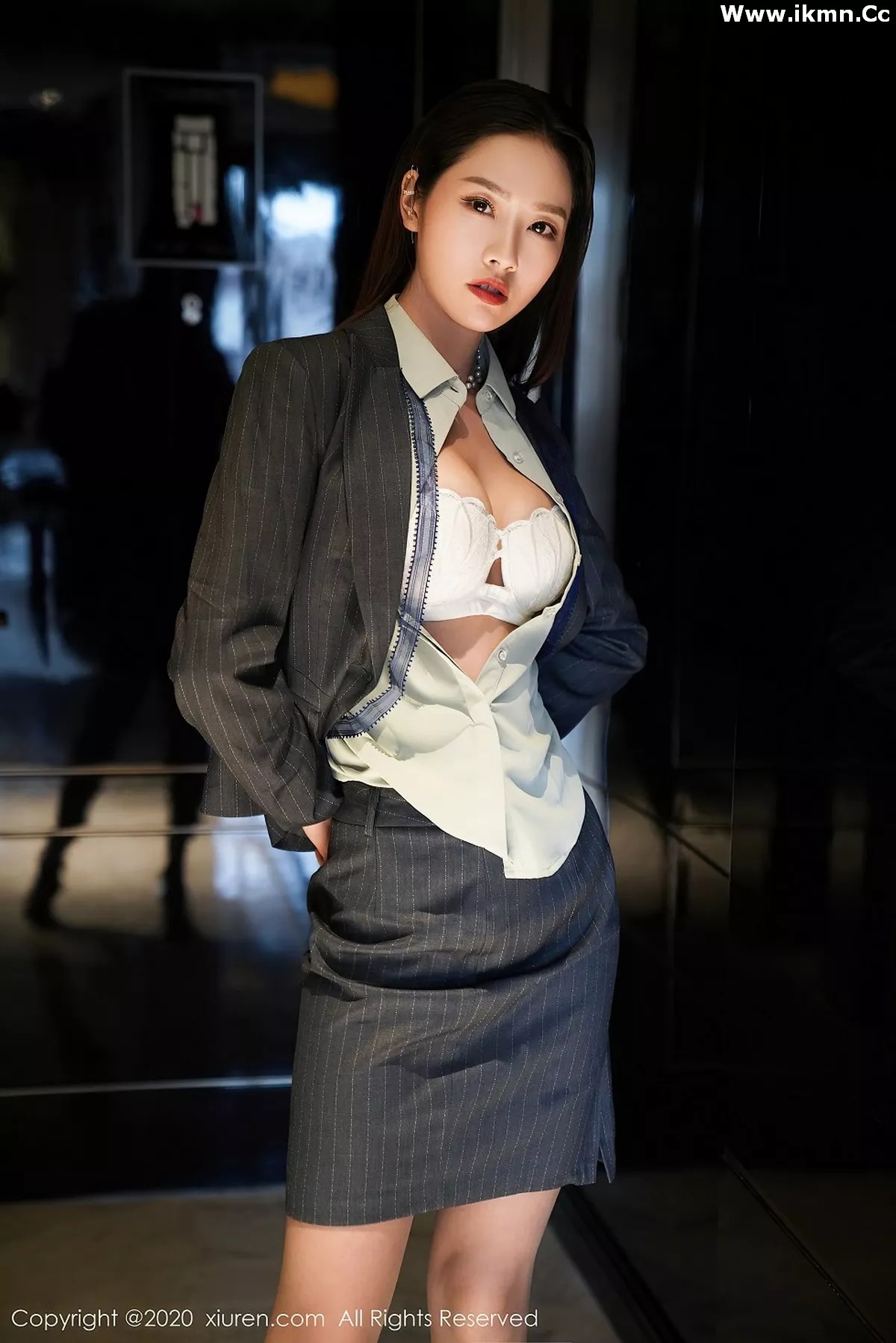 2kmn.vip_[XiuRen秀人网]No.2579_嫩模方子萱职场秘书OL制服主题半脱露性感内衣肉丝裤袜诱惑写真96P