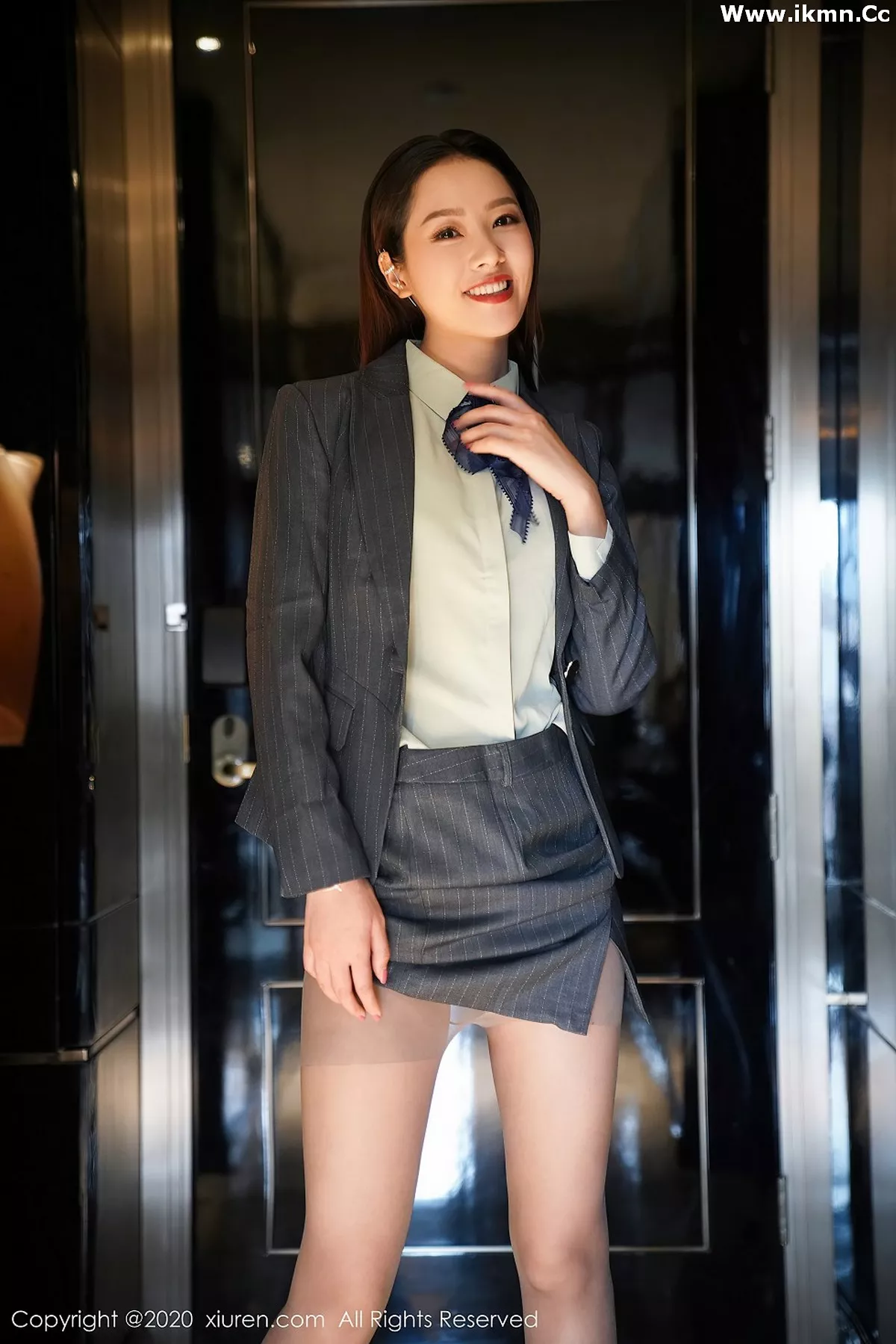 2kmn.vip_[XiuRen秀人网]No.2579_嫩模方子萱职场秘书OL制服主题半脱露性感内衣肉丝裤袜诱惑写真96P