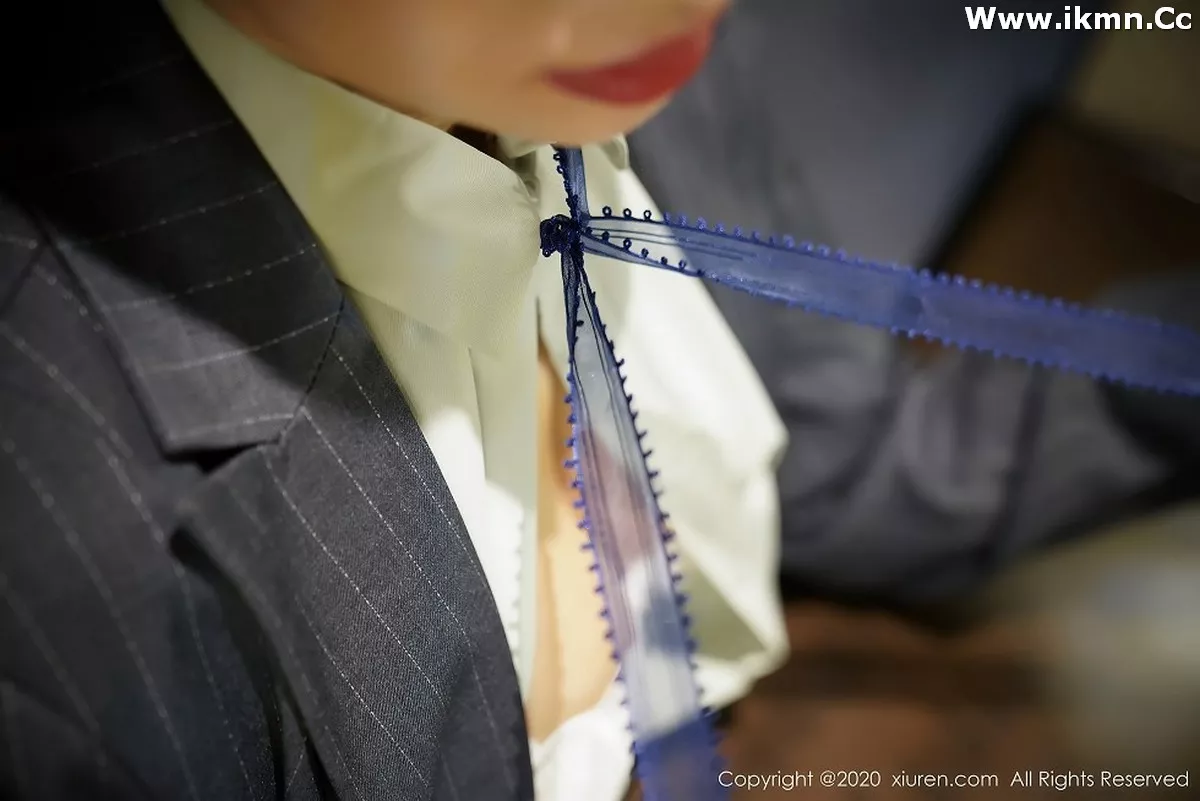 2kmn.vip_[XiuRen秀人网]No.2579_嫩模方子萱职场秘书OL制服主题半脱露性感内衣肉丝裤袜诱惑写真96P