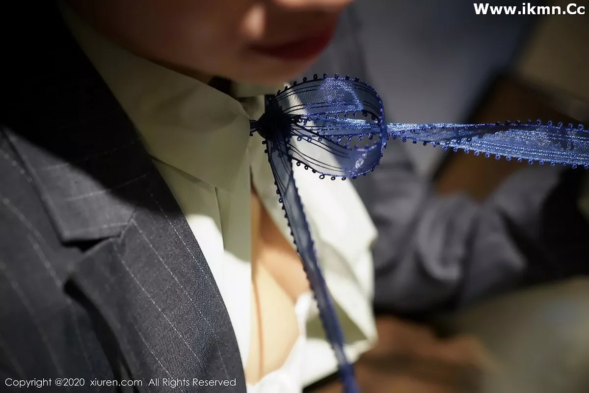 2kmn.vip_[XiuRen秀人网]No.2579_嫩模方子萱职场秘书OL制服主题半脱露性感内衣肉丝裤袜诱惑写真96P