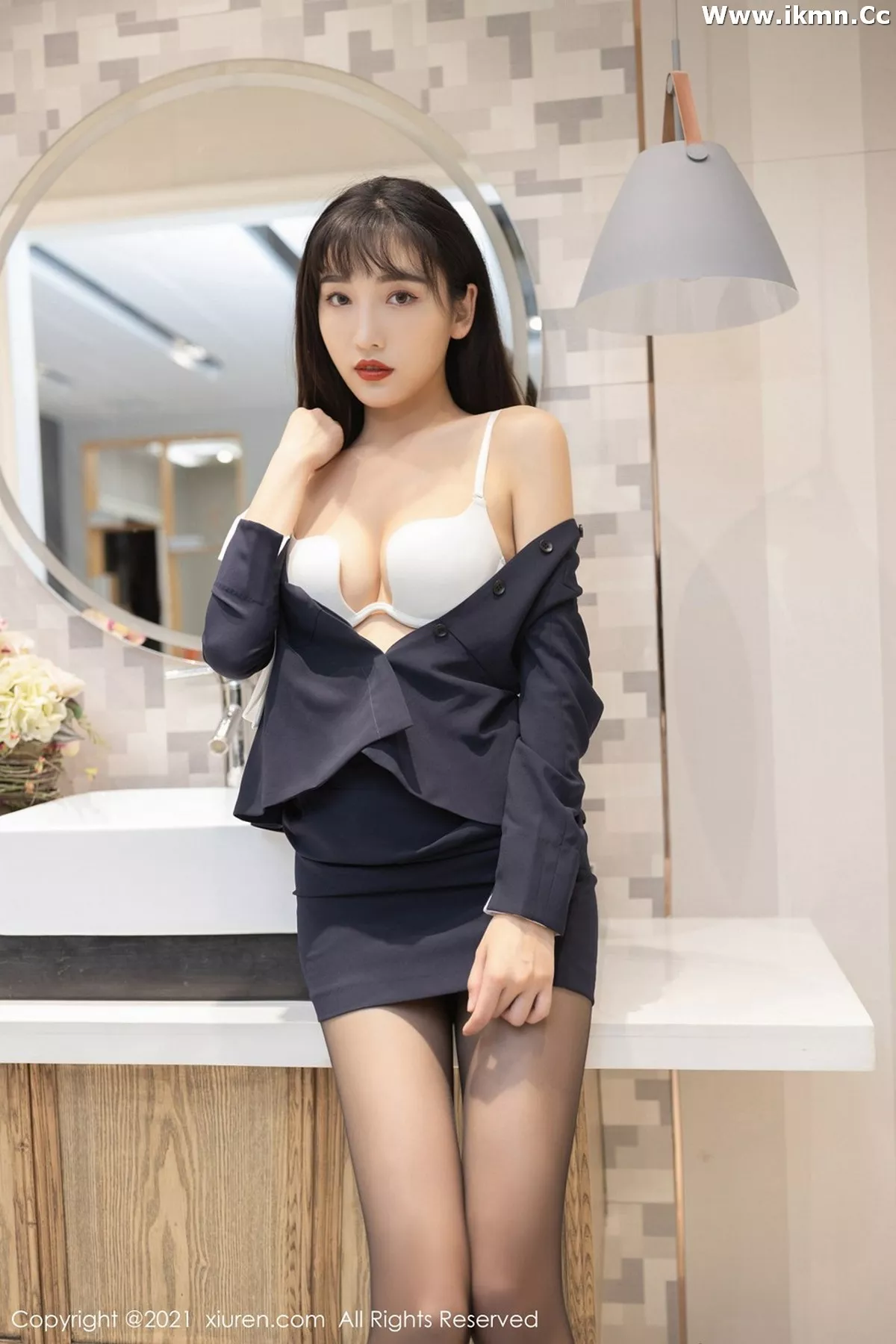 2kmn.vip_[XiuRen秀人网]No.3105_嫩模陆萱萱三亚旅拍家具导购员主题床上性感白色内衣诱惑写真82P