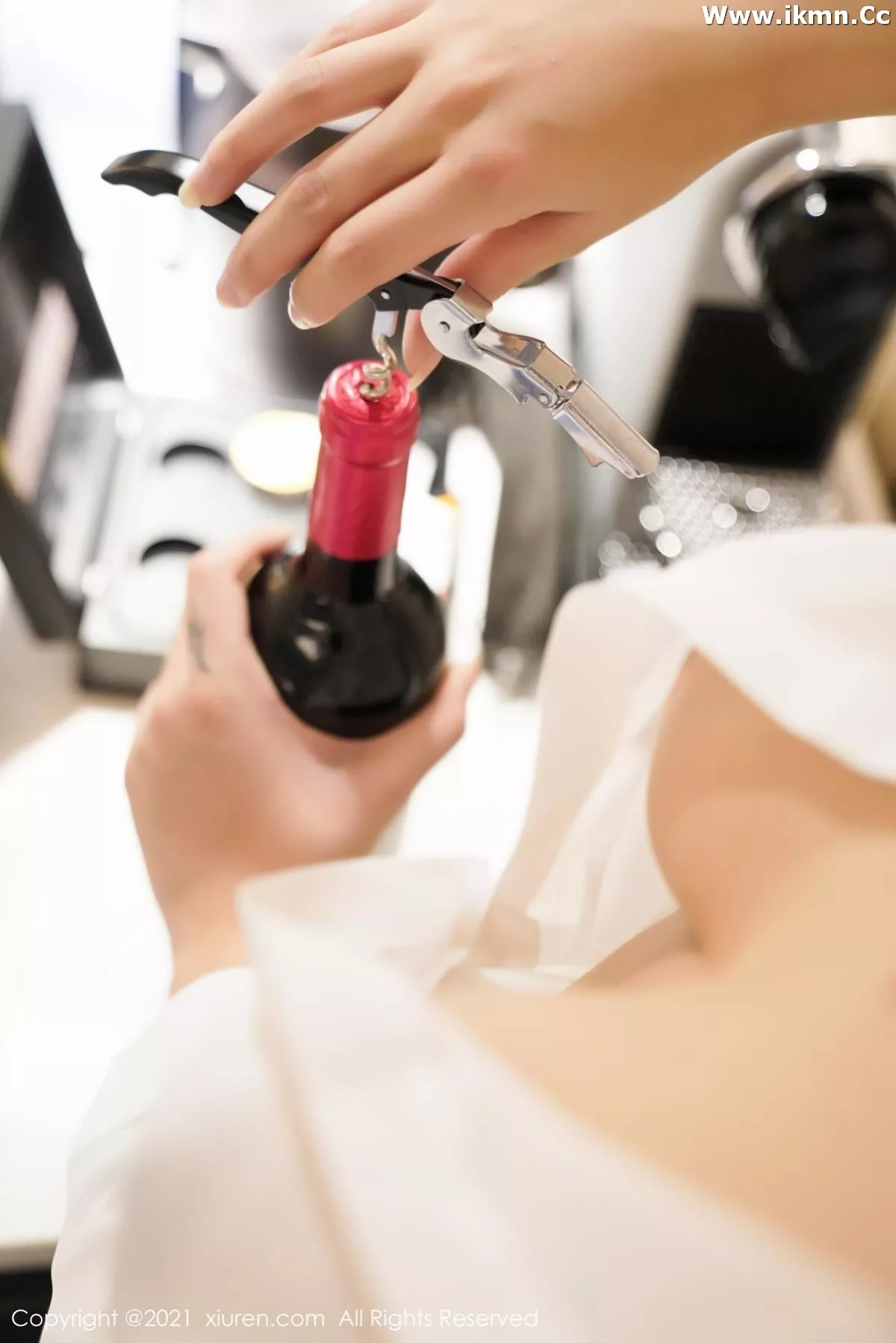 2kmn.vip_[XiuRen秀人网]No.3164_嫩模萌奈子酒店红酒美人主题性感真空白衬衣配黑短裙完美诱惑写真59P