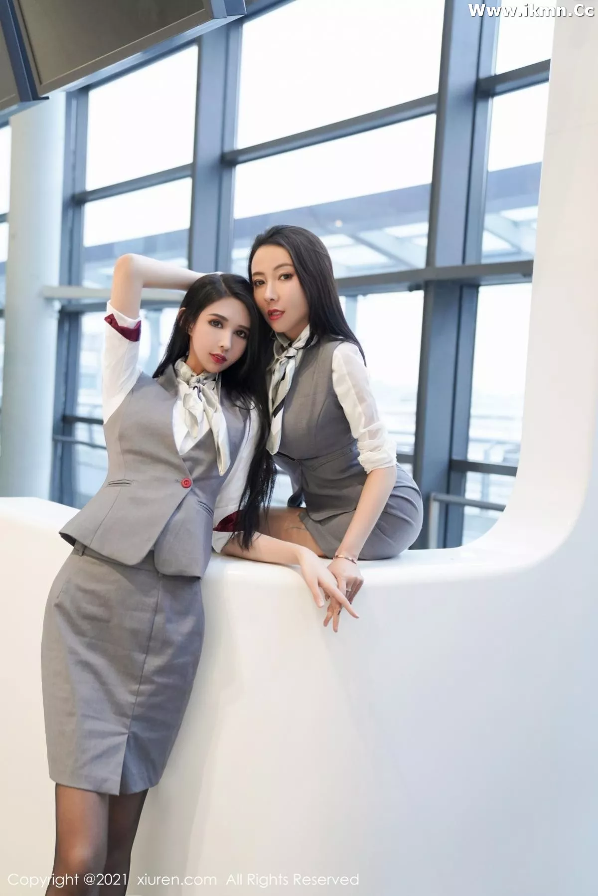 2kmn.vip_[XiuRen秀人网]No.3173_模特果儿Victoria＆葛征私房空姐制服主题性感姐妹花撩人诱惑写真48P