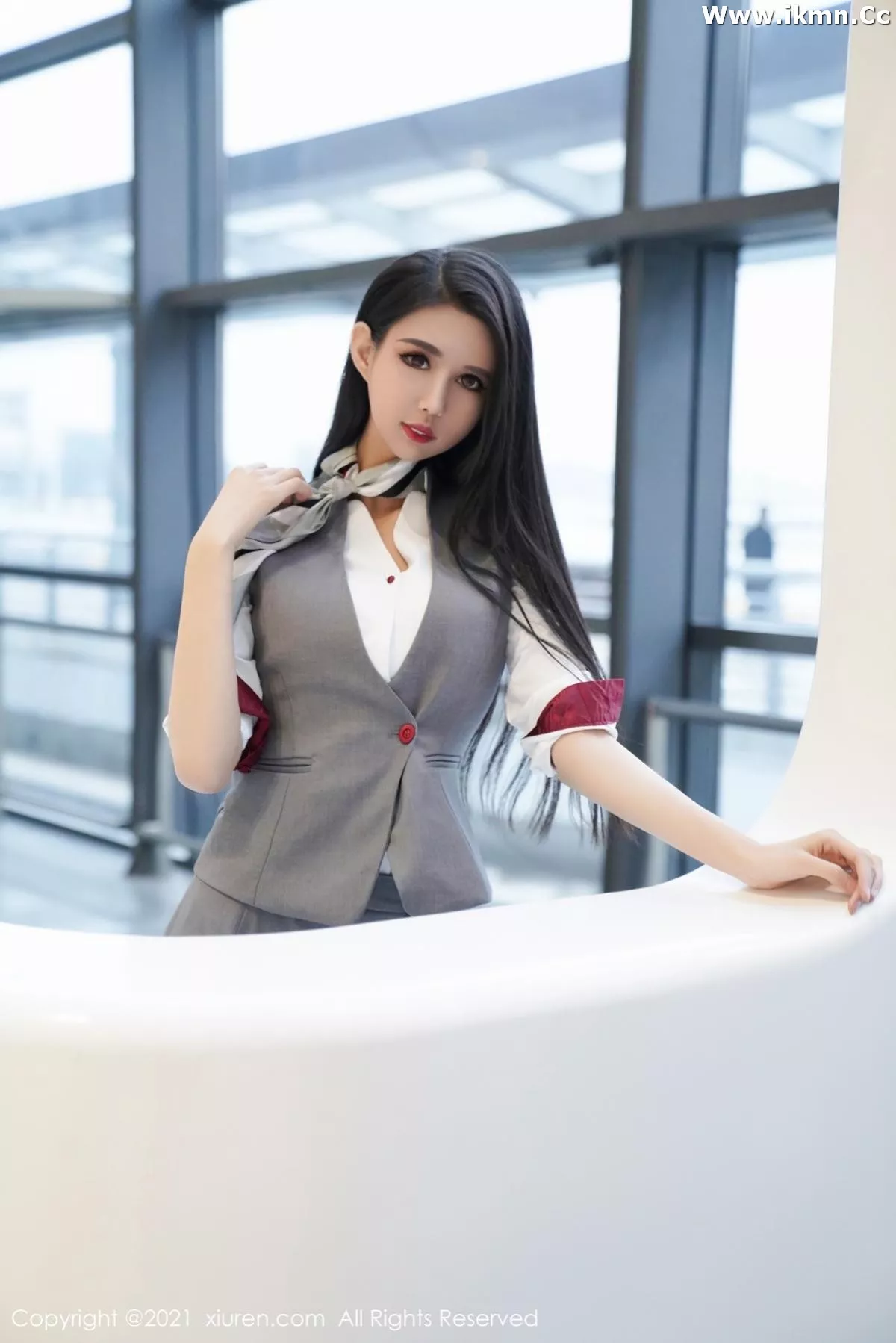 2kmn.vip_[XiuRen秀人网]No.3173_模特果儿Victoria＆葛征私房空姐制服主题性感姐妹花撩人诱惑写真48P