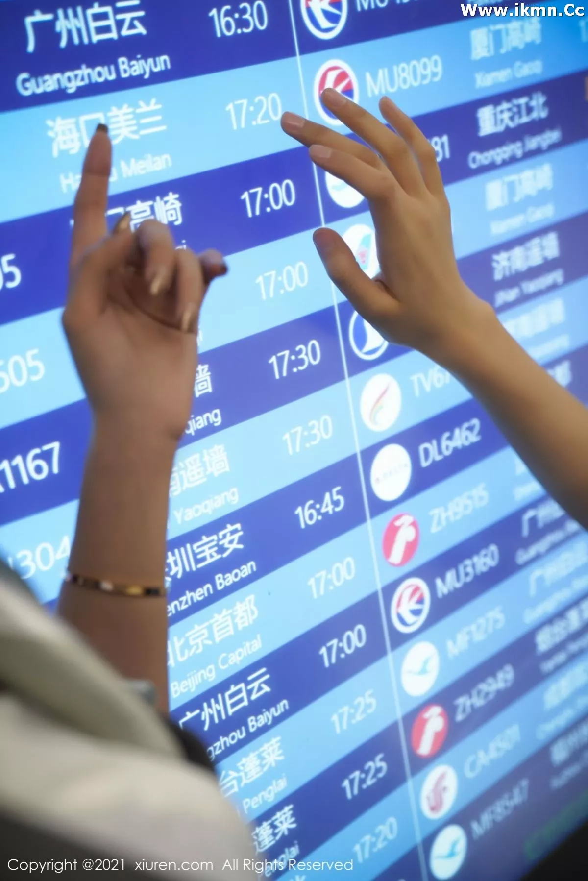 2kmn.vip_[XiuRen秀人网]No.3173_模特果儿Victoria＆葛征私房空姐制服主题性感姐妹花撩人诱惑写真48P