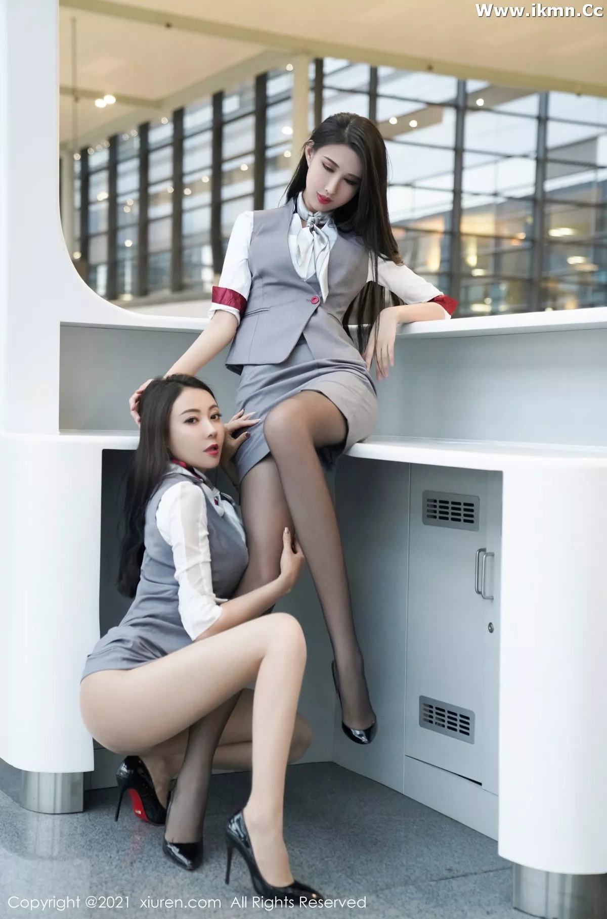 2kmn.vip_[XiuRen秀人网]No.3173_模特果儿Victoria＆葛征私房空姐制服主题性感姐妹花撩人诱惑写真48P