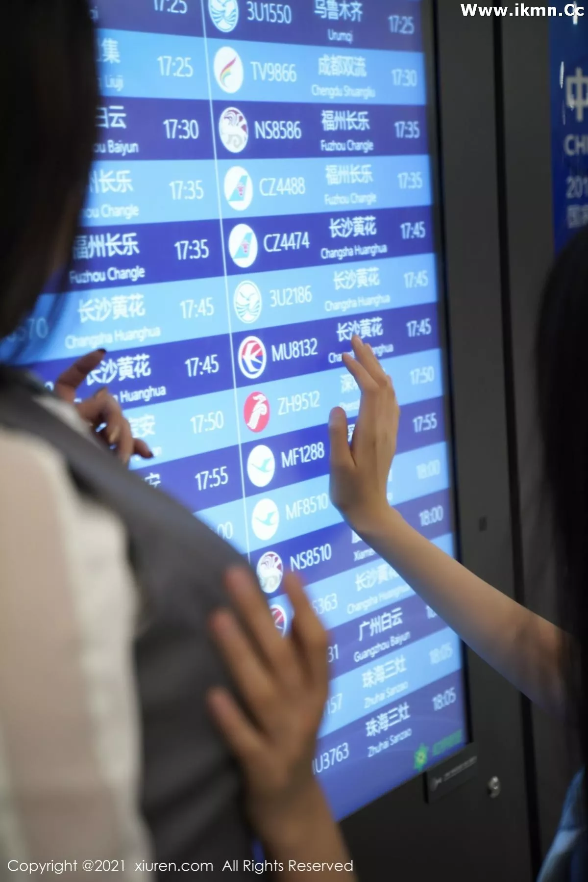 2kmn.vip_[XiuRen秀人网]No.3173_模特果儿Victoria＆葛征私房空姐制服主题性感姐妹花撩人诱惑写真48P