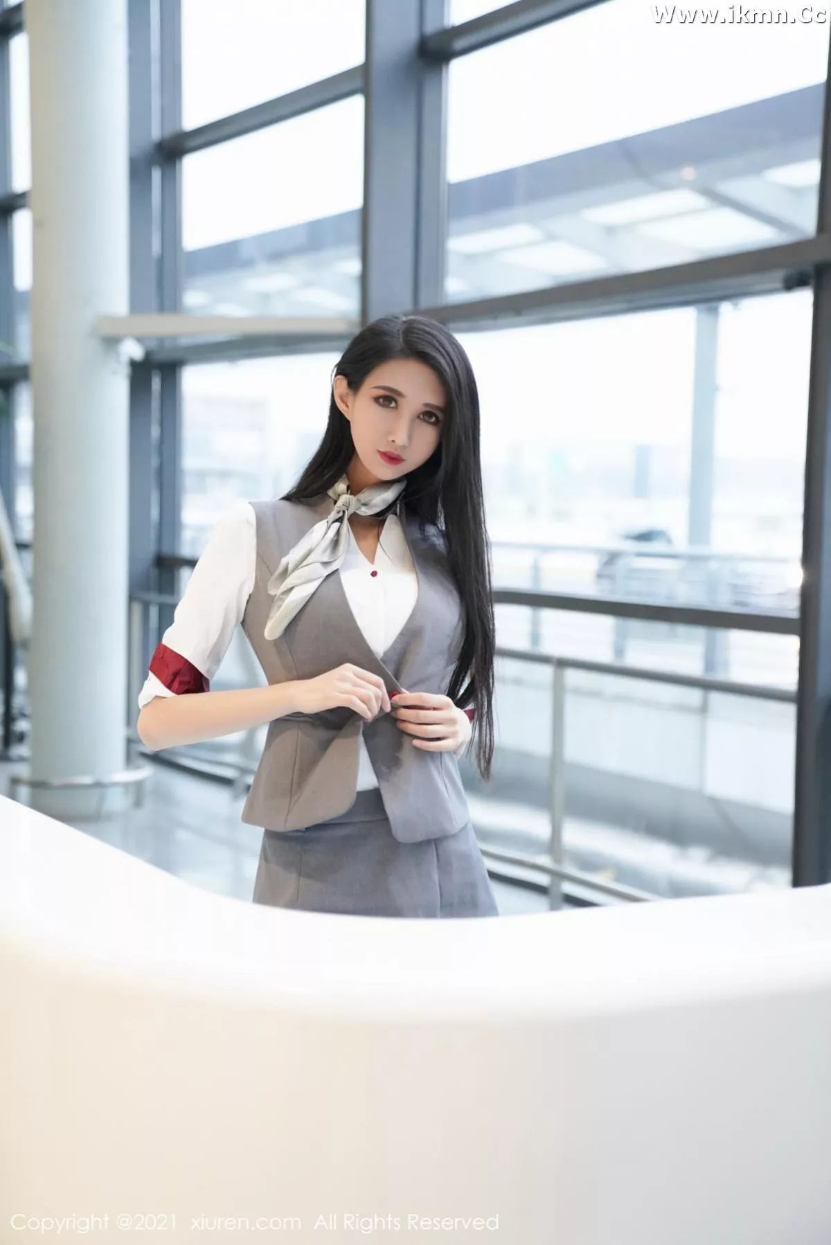 2kmn.vip_[XiuRen秀人网]No.3173_模特果儿Victoria＆葛征私房空姐制服主题性感姐妹花撩人诱惑写真48P