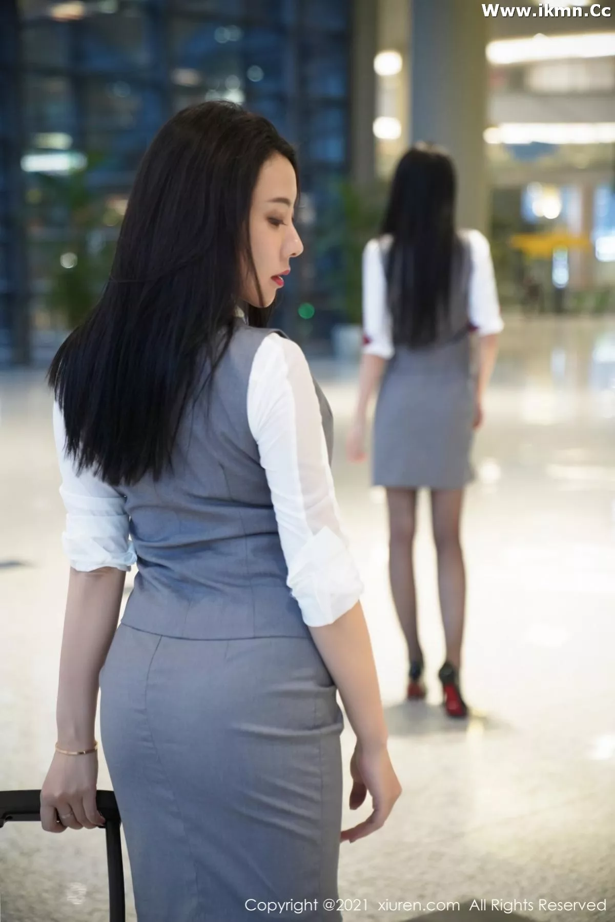 2kmn.vip_[XiuRen秀人网]No.3173_模特果儿Victoria＆葛征私房空姐制服主题性感姐妹花撩人诱惑写真48P