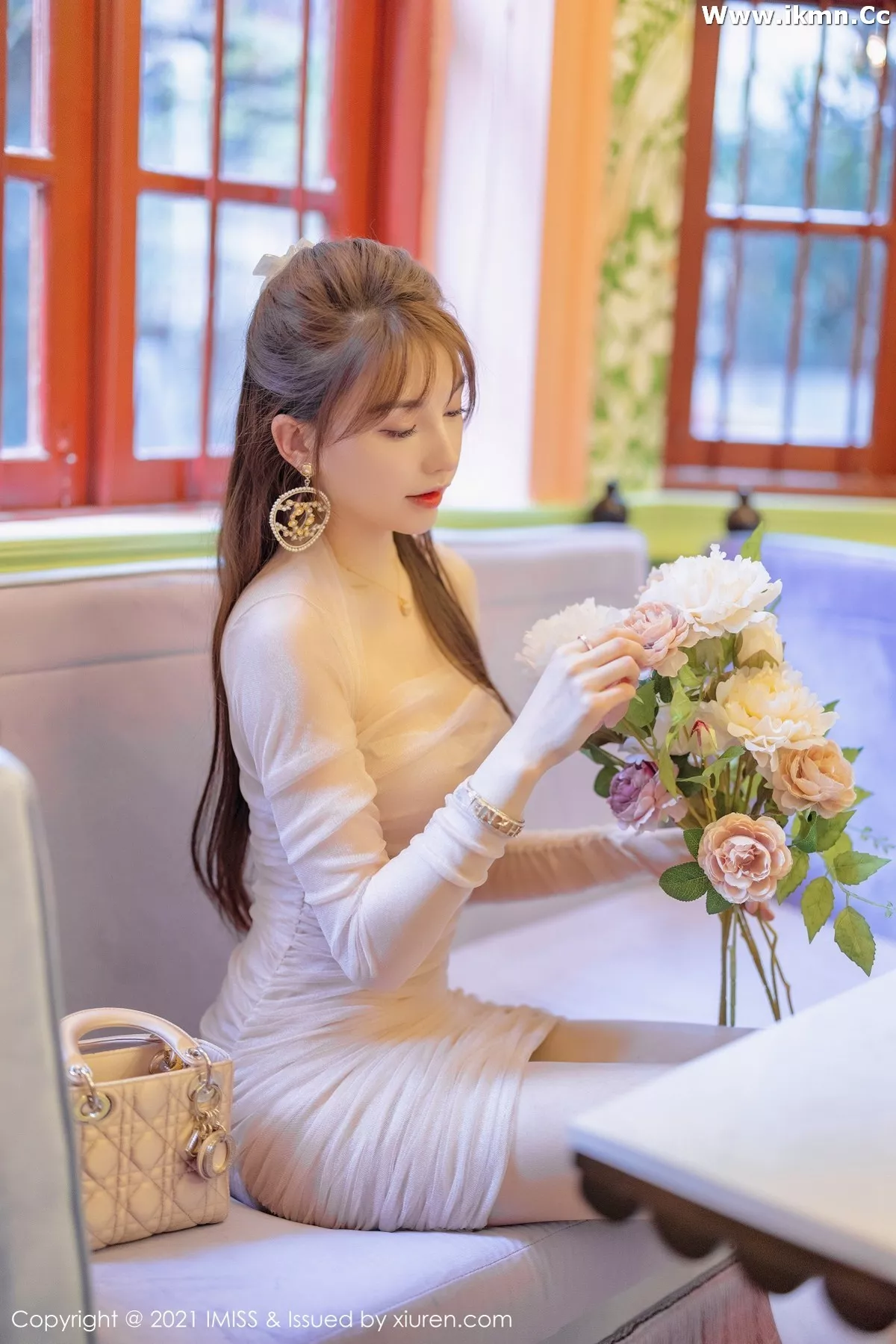 2kmn.vip_[IMISS爱蜜社]Vol.586_气质女神Lynn刘奕宁户外街拍系列+私房薄纱裙秀美腿诱惑写真38P