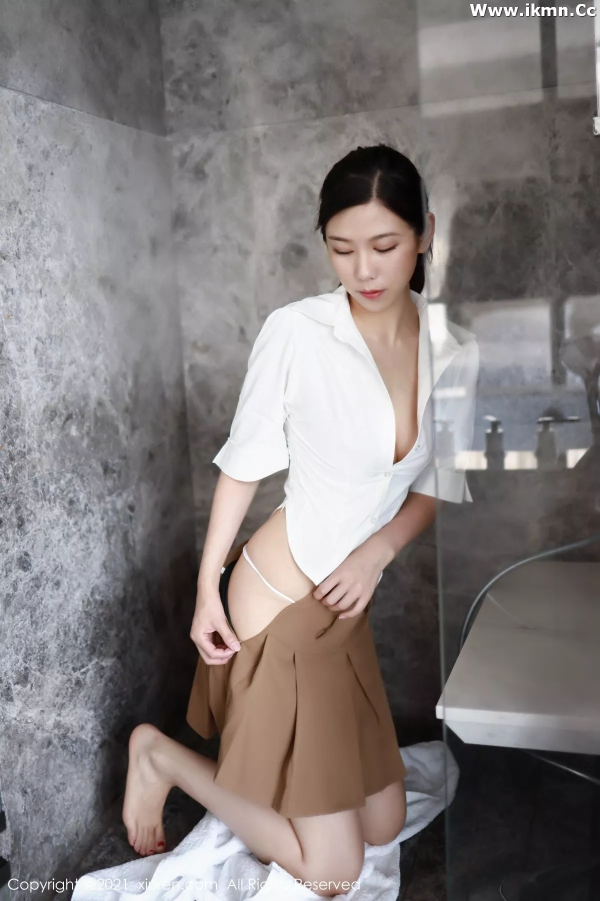 2kmn.vip_[XiuRen秀人网]No.3856_模特李雅柔182CM洁白衬衫主题浴室半脱秀诱人胴体湿身诱惑写真46P