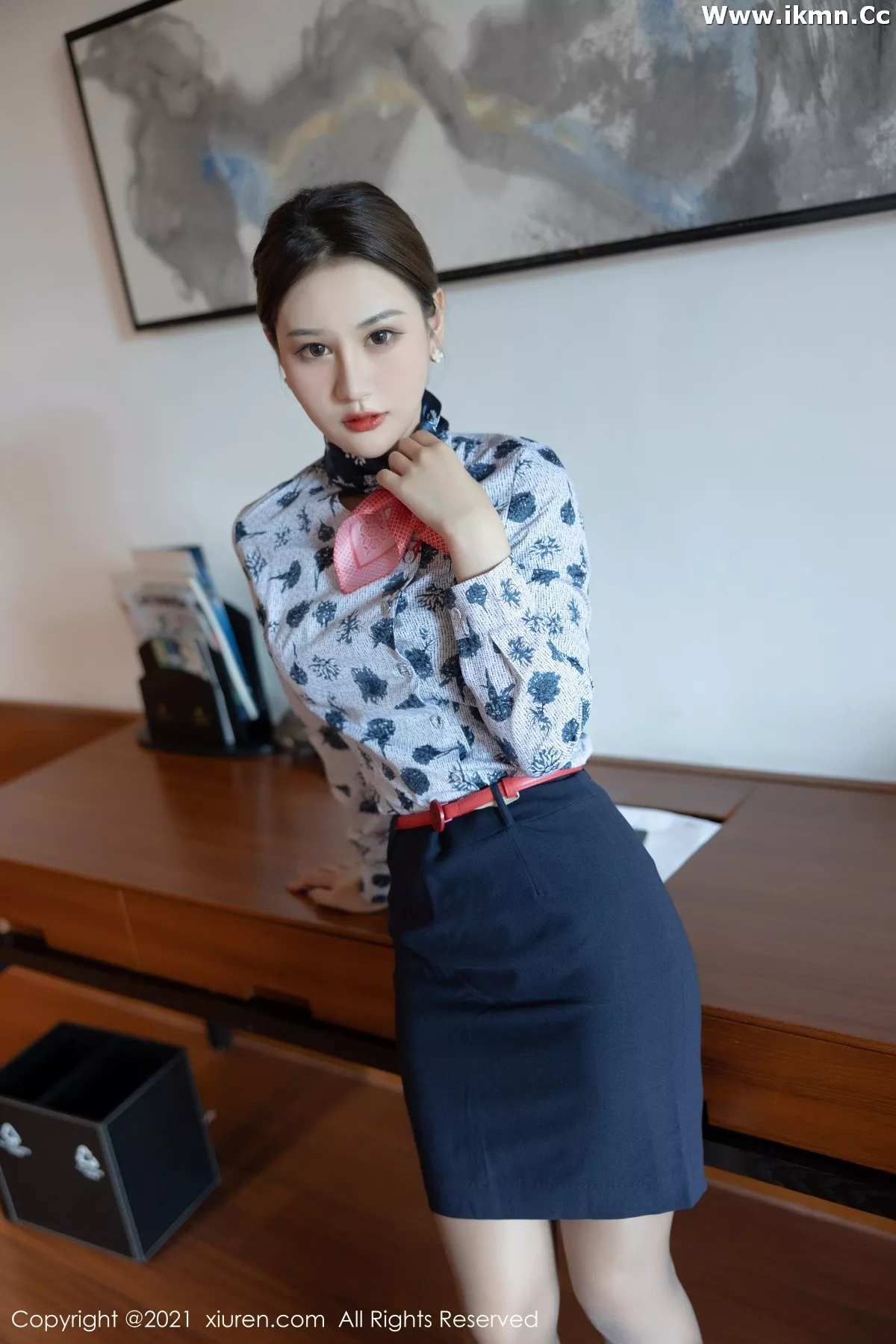 2kmn.vip_[XiuRen秀人网]No.3914_模特张欣欣深圳旅拍私房典雅空乘制服半脱露完美身材诱惑写真70P